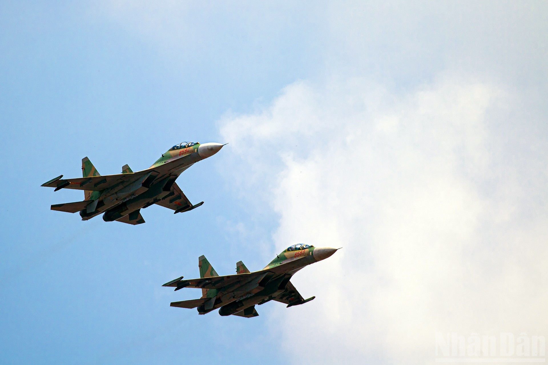 Surnommé le « cobra royal », le SU-30MK2 est la fierté et la principale force de frappe de l’Armée de l’air populaire du Vietnam. d.jpg