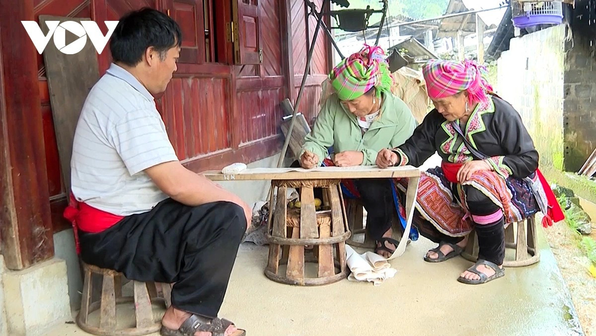 La peinture à la cire d'abeille sur lin est une activité courante chez les femmes H'Mong du village de Lao Ty Phung, dans le district de Dong Phong. b.jpg