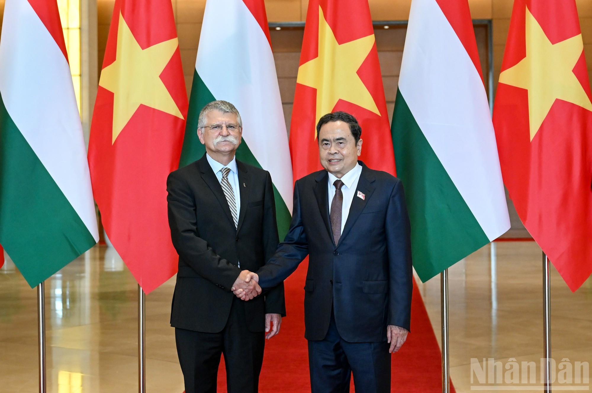 Le président de l'AN Tran Thanh Man (à droite) et son homologue hongrois, Kover Laszlo. Photo : NDEL
