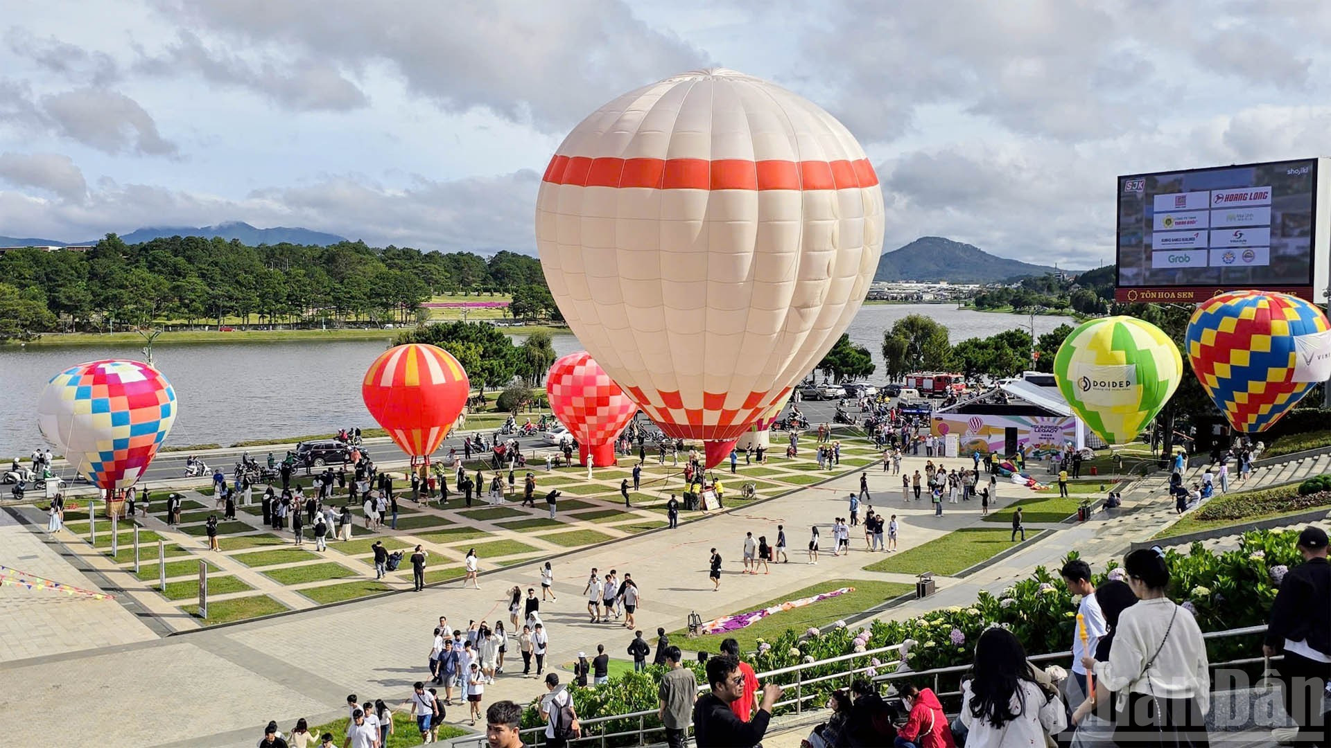 Le Festival des montgolfières et des arts de Lam Dong 2025 a eu lieu dans le quartier Xuan Huong à Da Lat. Photo : NDEL