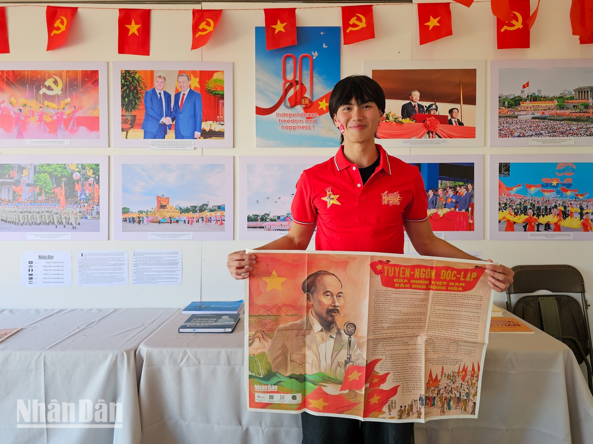 Au stand du journal Nhân Dân à la Fête de l’Humanité 2025, Thach Lam Gaston Cao, petit-fils de troisième génération de Vietnamiens en France, a exprimé sa joie de recevoir un tee-shirt portant l’inscription « La Patrie dans le cœur ». 15.jpg