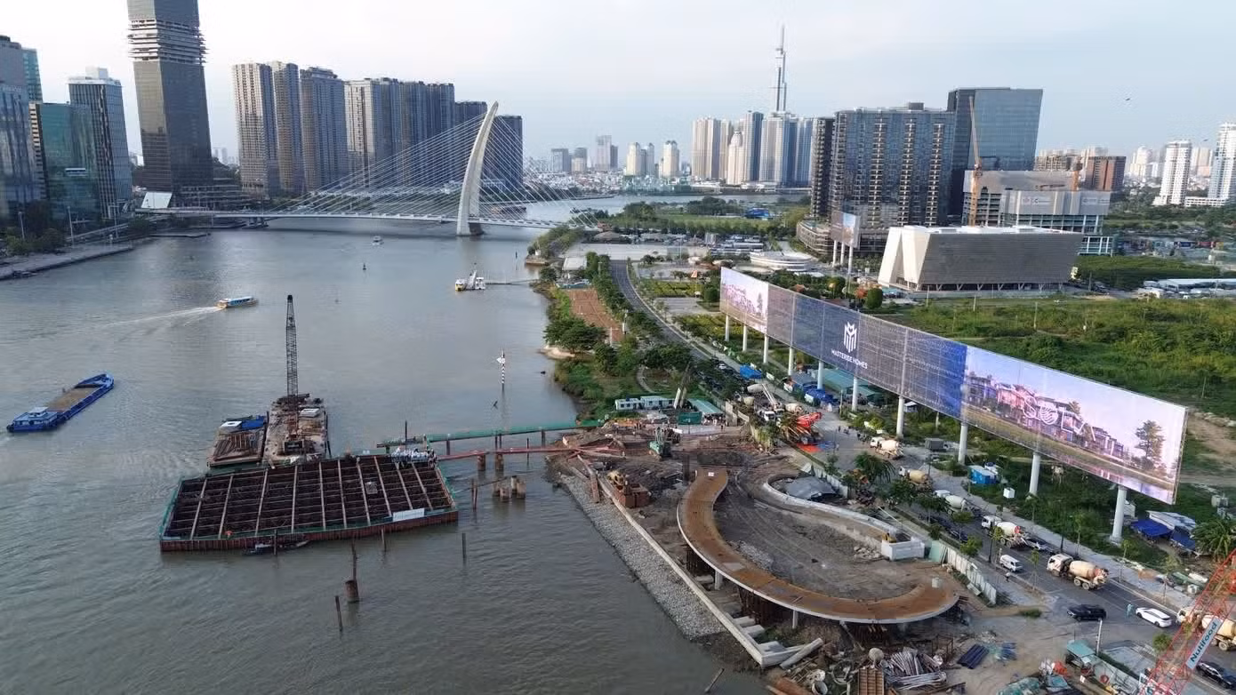 Le pont piétonnier traversant la rivière Saïgon, reliant le quartier de Saïgon au quartier d’An Khanh, a été lancé le 29 mars 2025 grâce à un financement de près de 1 000 milliards de dôngs accordé par la société par actions Nutifood spécialisée dans la nutrition alimentaire. Cet ouvrage marque les célébrations du 50e anniversaire de la Libération du Sud et de la Réunification nationale (30 avril 1975 - 30 avril 2025). Photo : tienphong.vn