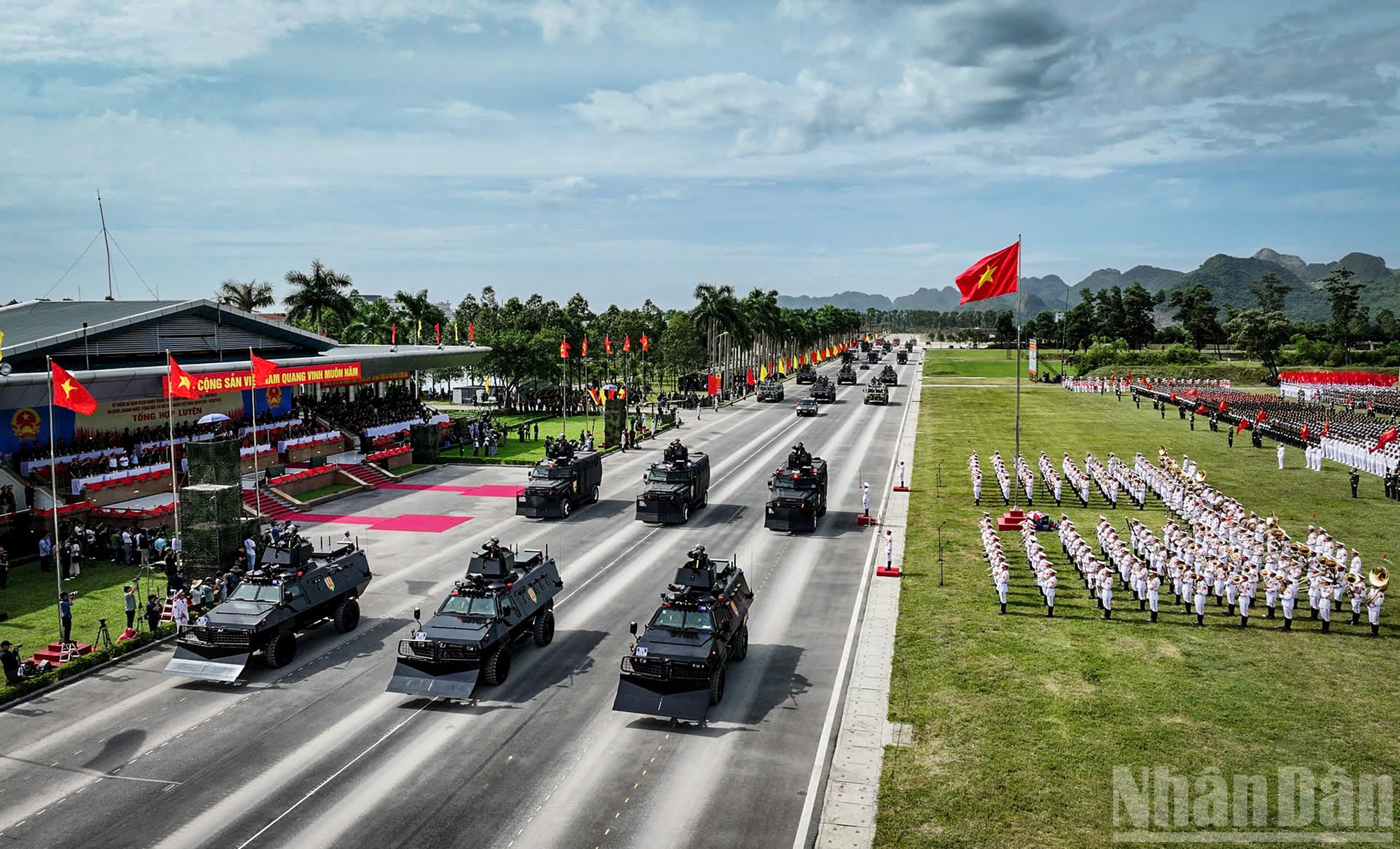 Divers équipements spécialisés de la police populaire vietnamienne sont présents, tels que les véhicules d’intervention antiterroriste des unités d’élite, les centres de commandement mobile, les blindés pare-balles, les véhicules d’assaut amphibie des forces mobiles, les unités de soutien multifonctions, ou encore les véhicules de maintien de l’ordre public. 21.jpg