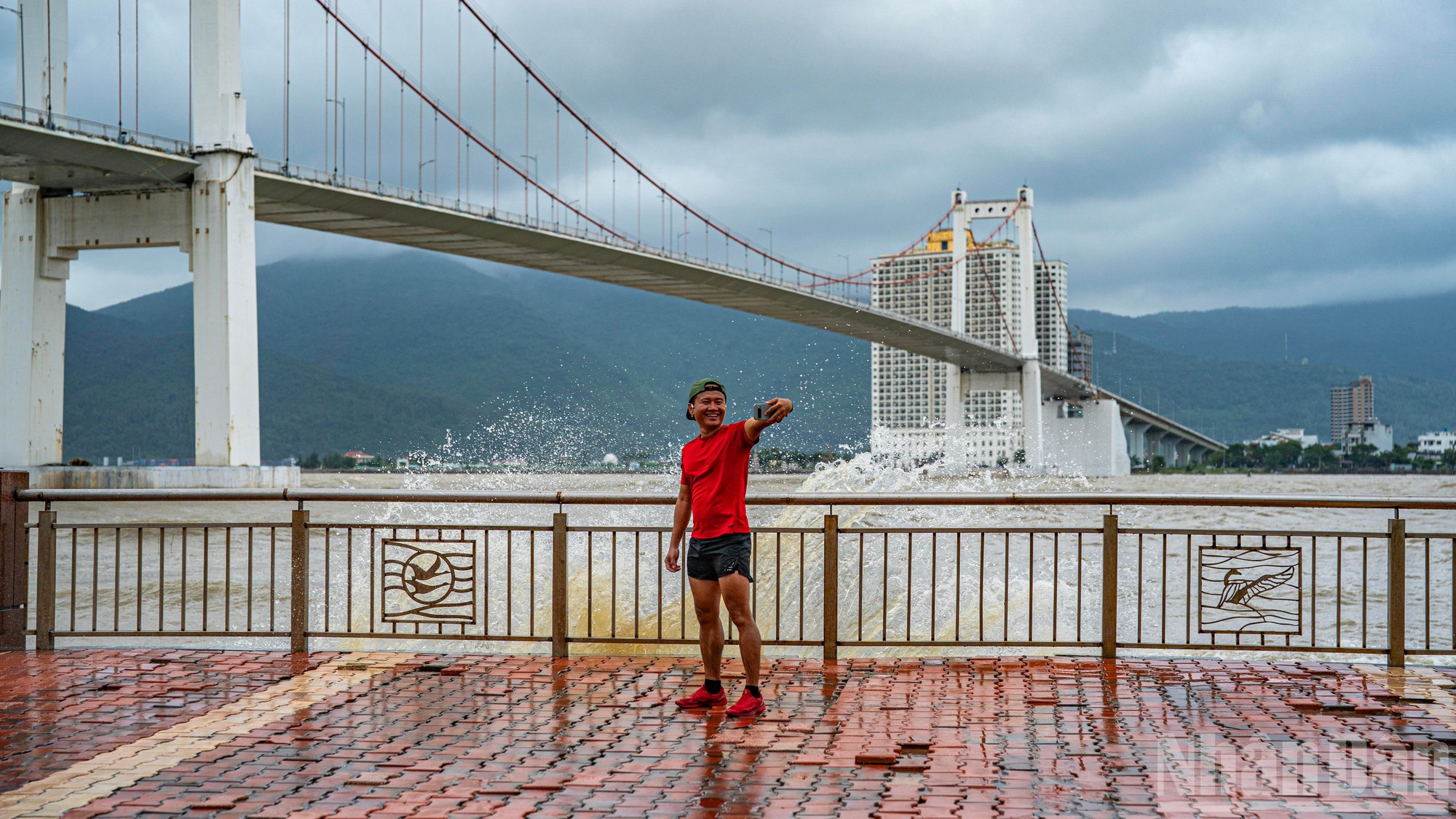 Un joggeur a tenté d’immortaliser l’instant en prenant une photo aux côtés de l’impressionnant jet d’eau. 2.jpg