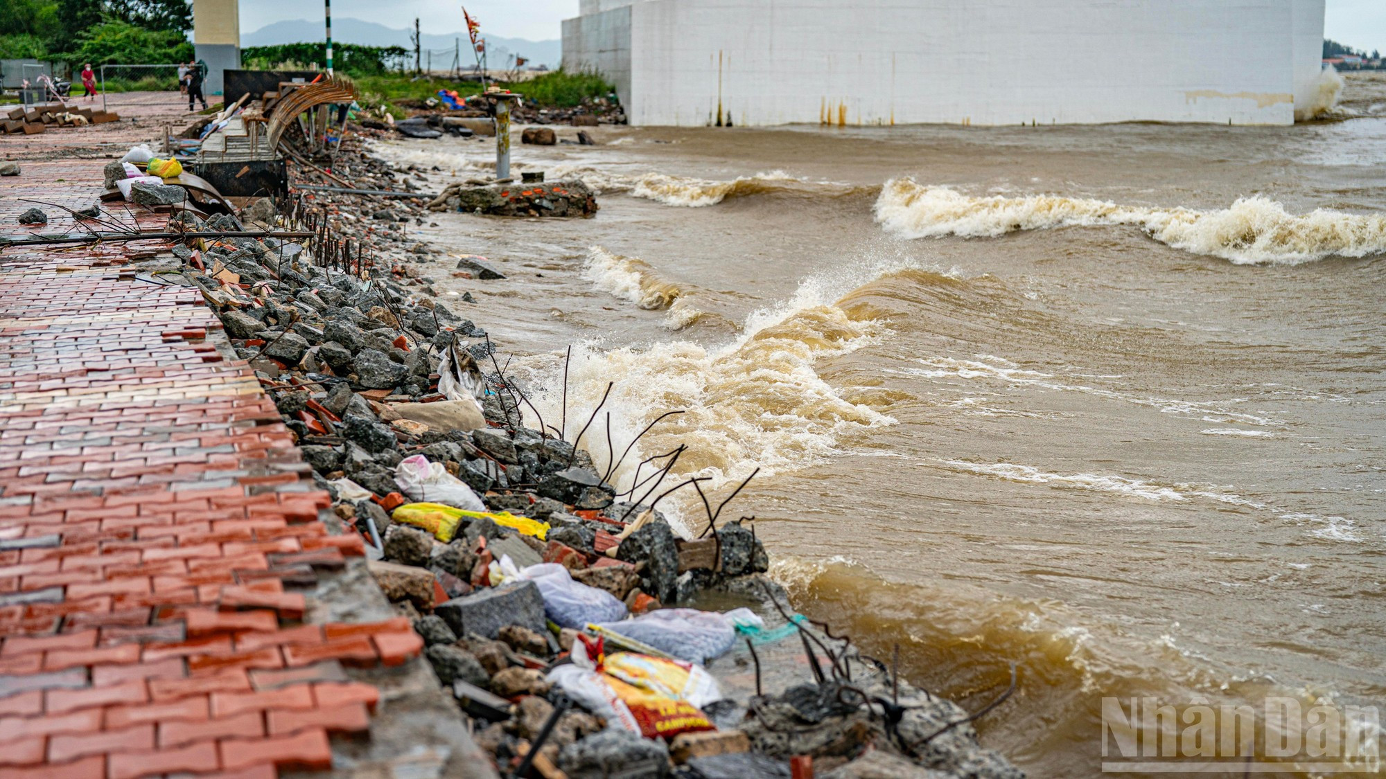 Les vagues se sont succédé sans relâche contre un tronçon de digue en cours de réparation par la ville. 4.jpg