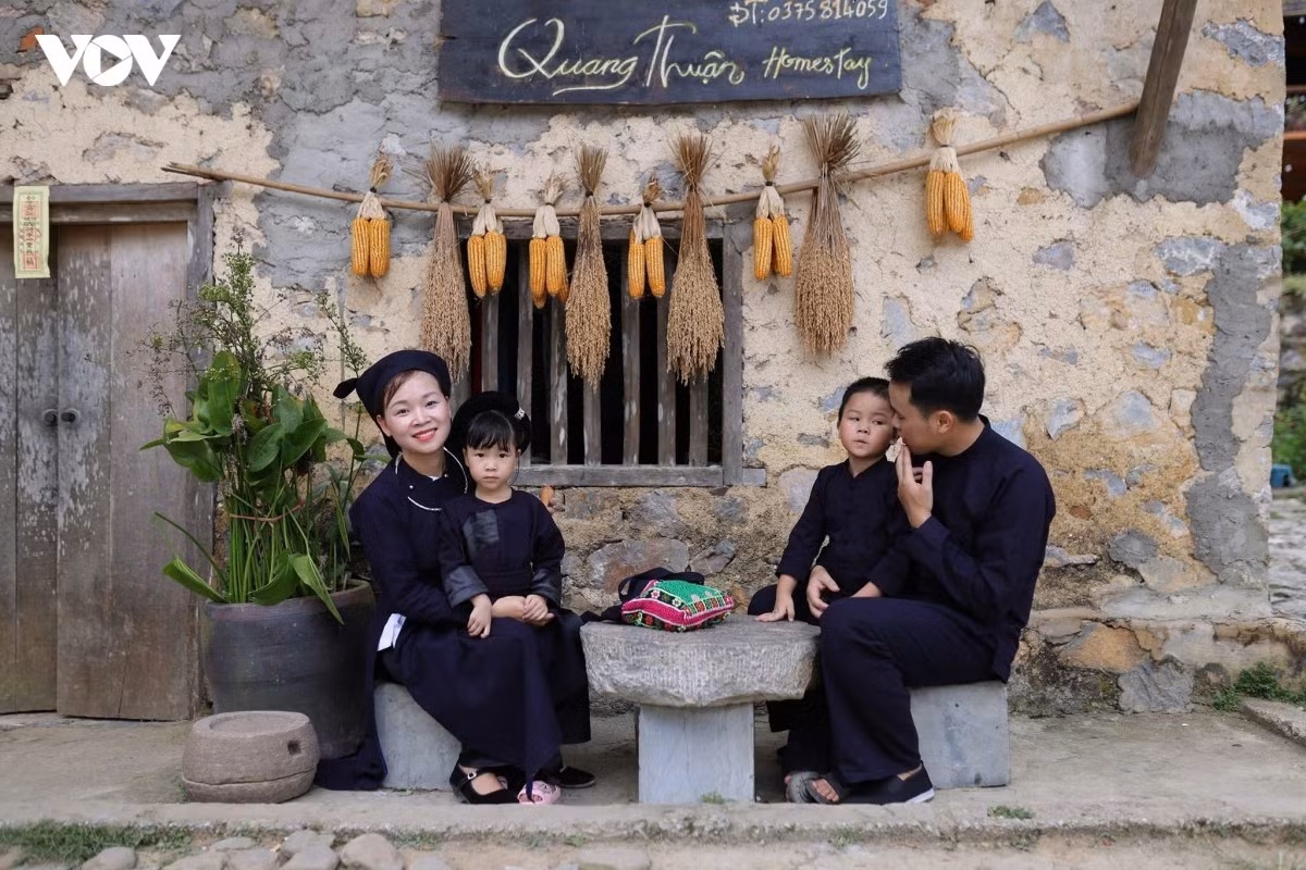 Les maisons sur pilotis en pierre de Khuoi Ky sont devenues l’une des principales attractions pour les visiteurs souhaitant découvrir le tourisme communautaire. Photo : VOV.