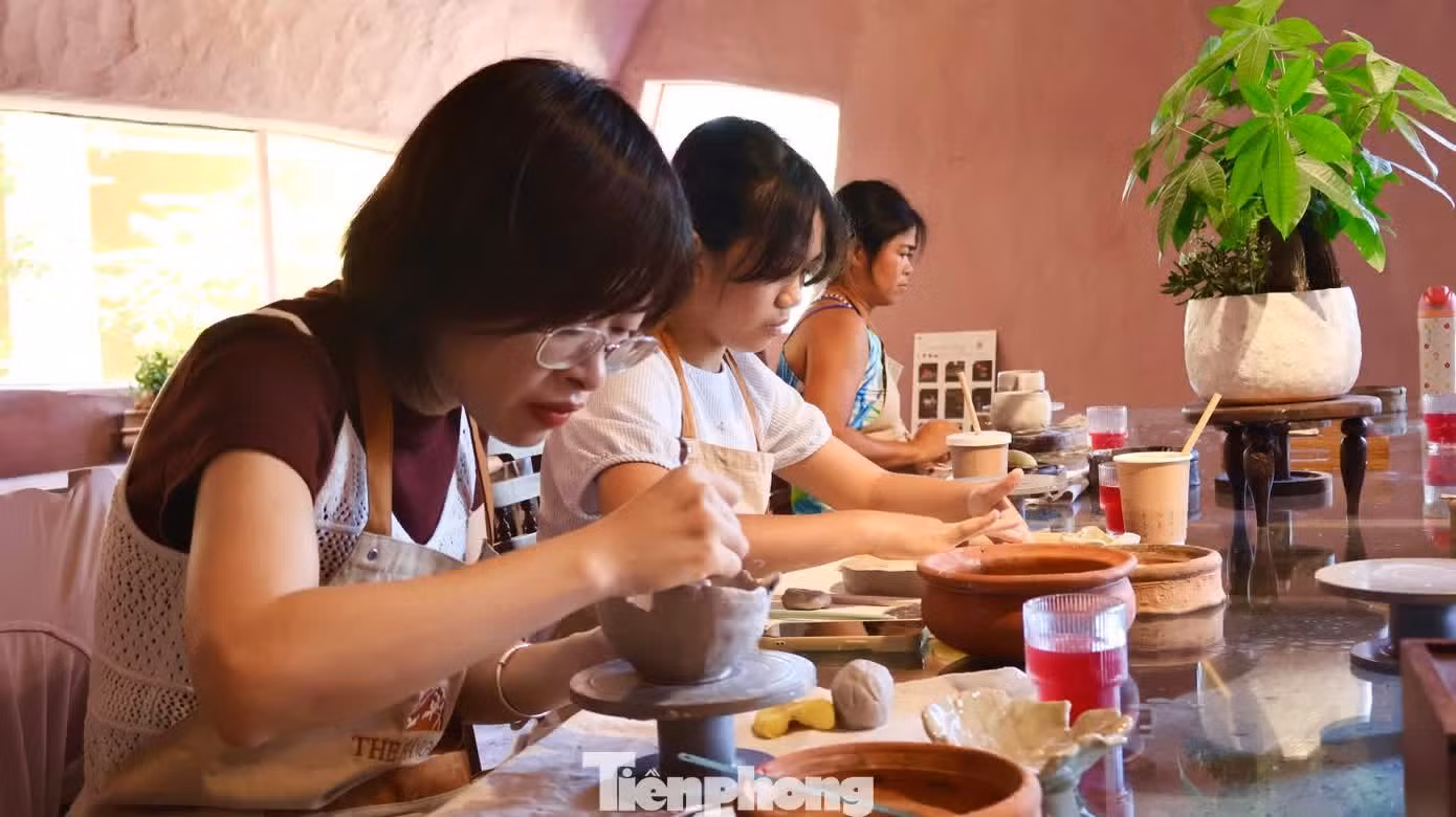Après de longues heures absorbés par les études ou submergés par un travail stressant, beaucoup de jeunes de Da Nang se tournent vers ces ateliers traditionnels pour changer de rythme. Photo : tienphong.vn