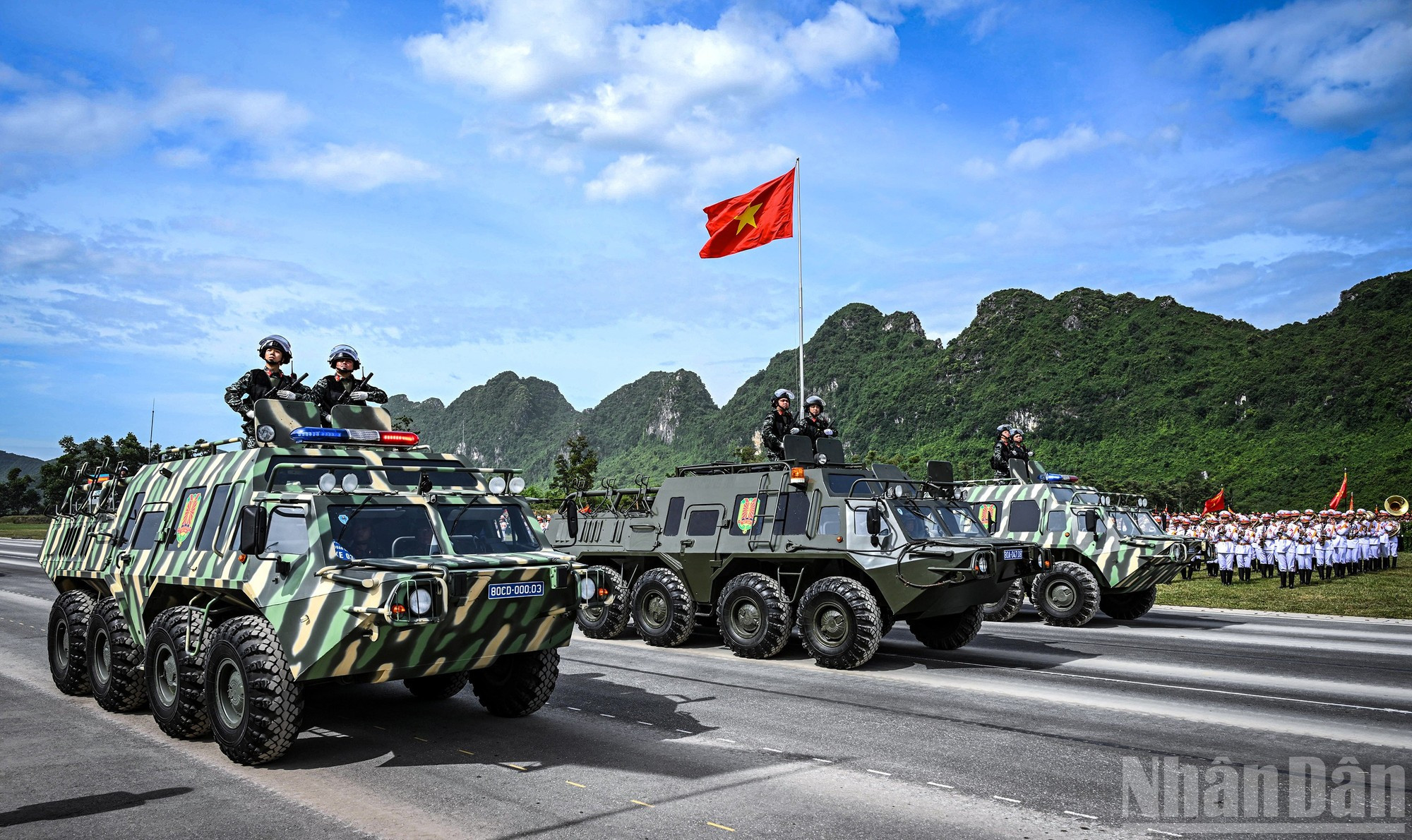 Le bloc des véhicules amphibies des forces de la police mobile est également présenté. 19.jpg