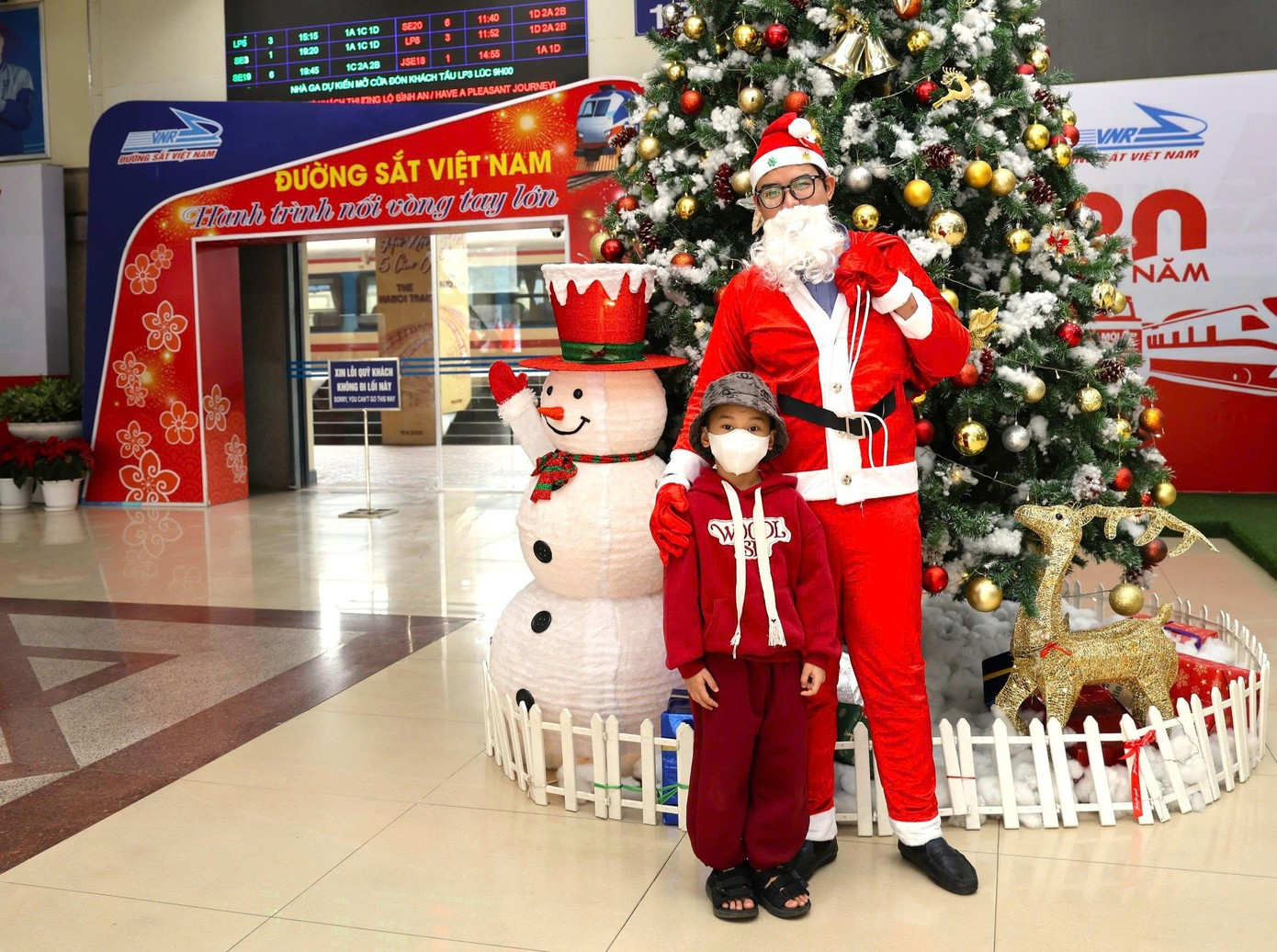 Dès le quai, l’ambiance de Noël se fait sentir : les employés du secteur ferroviaire se déguisent en Père Noël et offrent des cadeaux aux enfants voyageant en train. Photo : tienphong.vn
