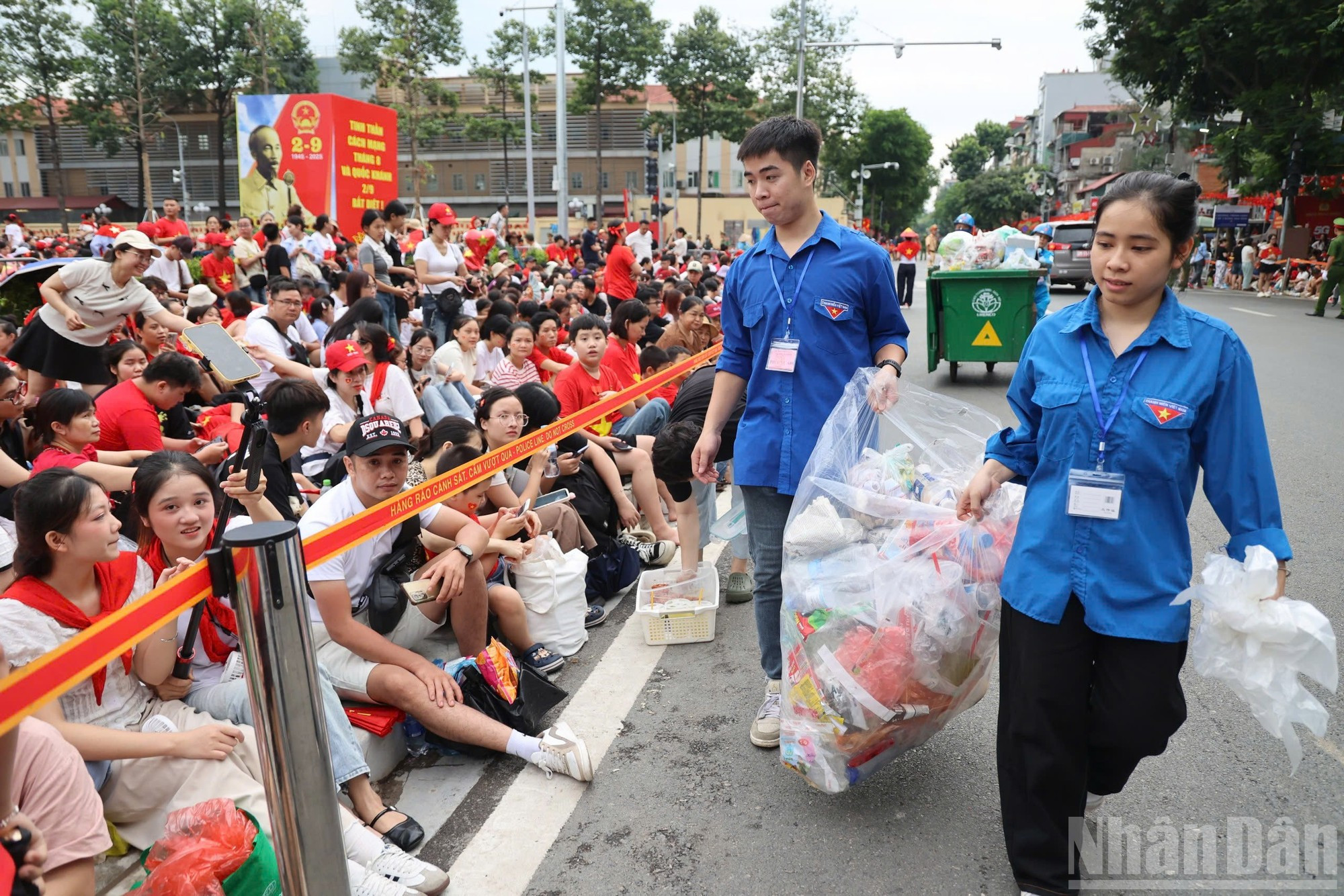 Les déchets sont collectés dans les zones où la population attend de voir passer le cortège. e.jpg