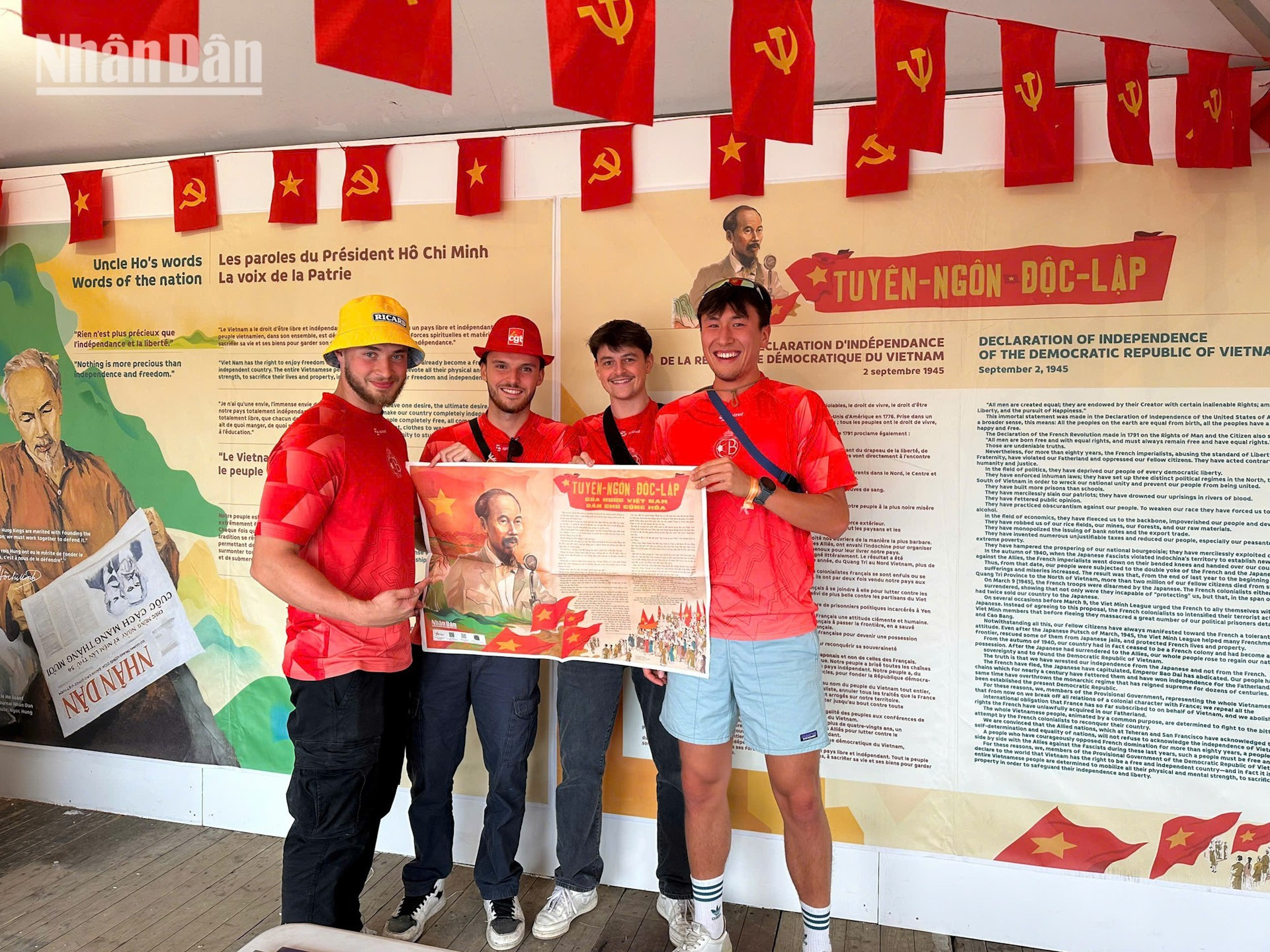 L’année 2025 revêt une signification toute particulière pour le peuple vietnamien : 95e anniversaire de la fondation du Parti communiste vietnamien, 50e anniversaire de la réunification du pays, 135e anniversaire de la naissance du Président Hô Chi Minh et 80e anniversaire de la Fête nationale de la République socialiste du Vietnam. Pour cette raison, le stand du journal Nhân Dân à la Fête de l’Humanité 2025 est d’une ampleur inédite, avec un contenu particulièrement riche. 3.jpg