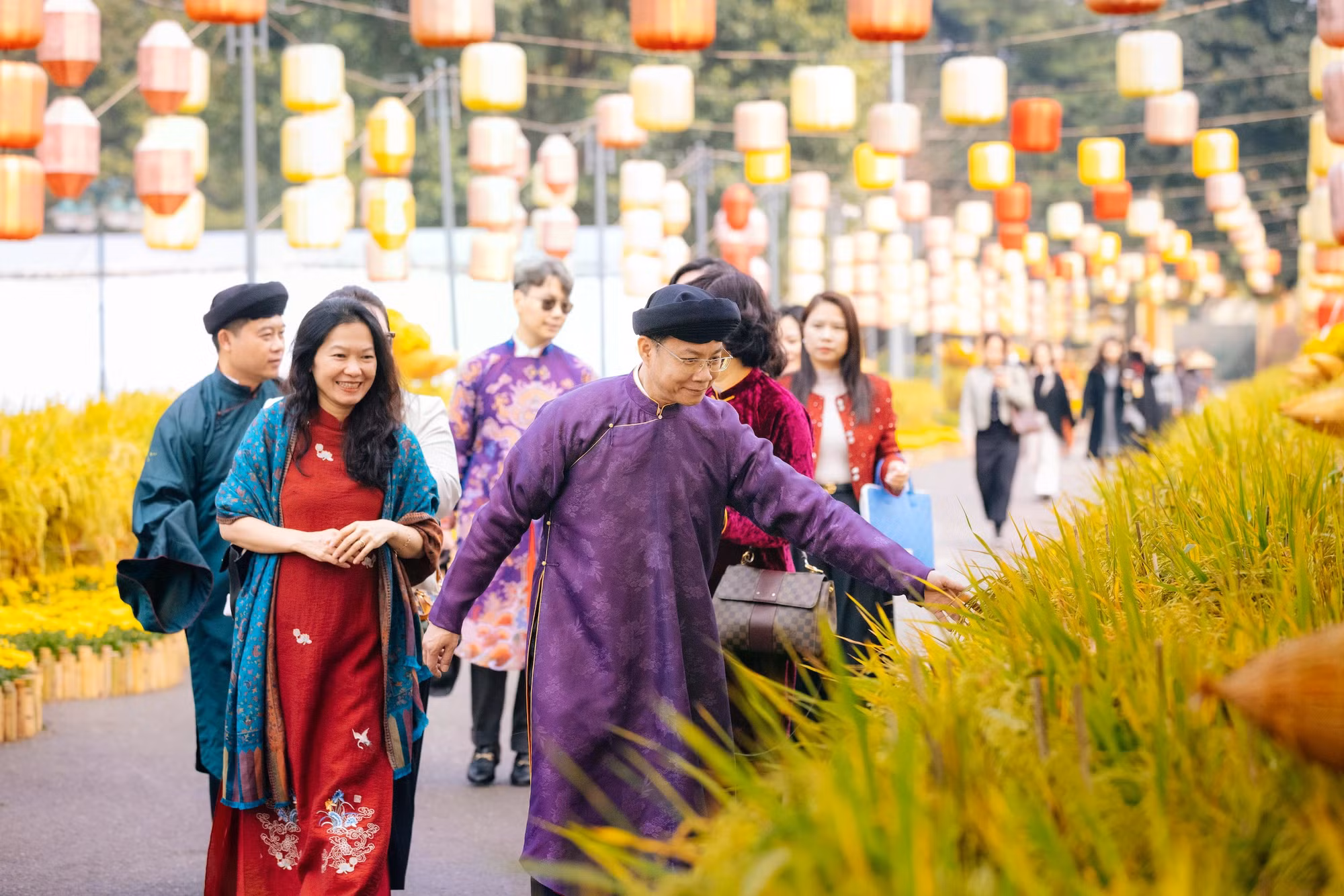 Les aménagements décoratifs ont été conçus selon le principe de préservation, sans intervention sur la structure architecturale ni sur l’axe spatial caractéristique du site patrimonial. Les matériaux utilisés sont principalement le bambou et le bois, associés à un système d’éclairage discret afin de conserver le caractère solennel du lieu. Sur la photo, Ngo Le Van, vice-ministre des Affaires étrangères et président de la Commission nationale vietnamienne pour l’UNESCO, visite l’allée florale du Nouvel An. Photo : VNE