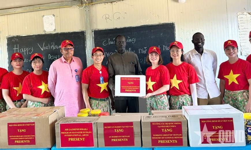 La section féminine de l’Unité du génie no 4 remet des cadeaux aux élèves du collège d’Abyei. Photo : qdnd.vn