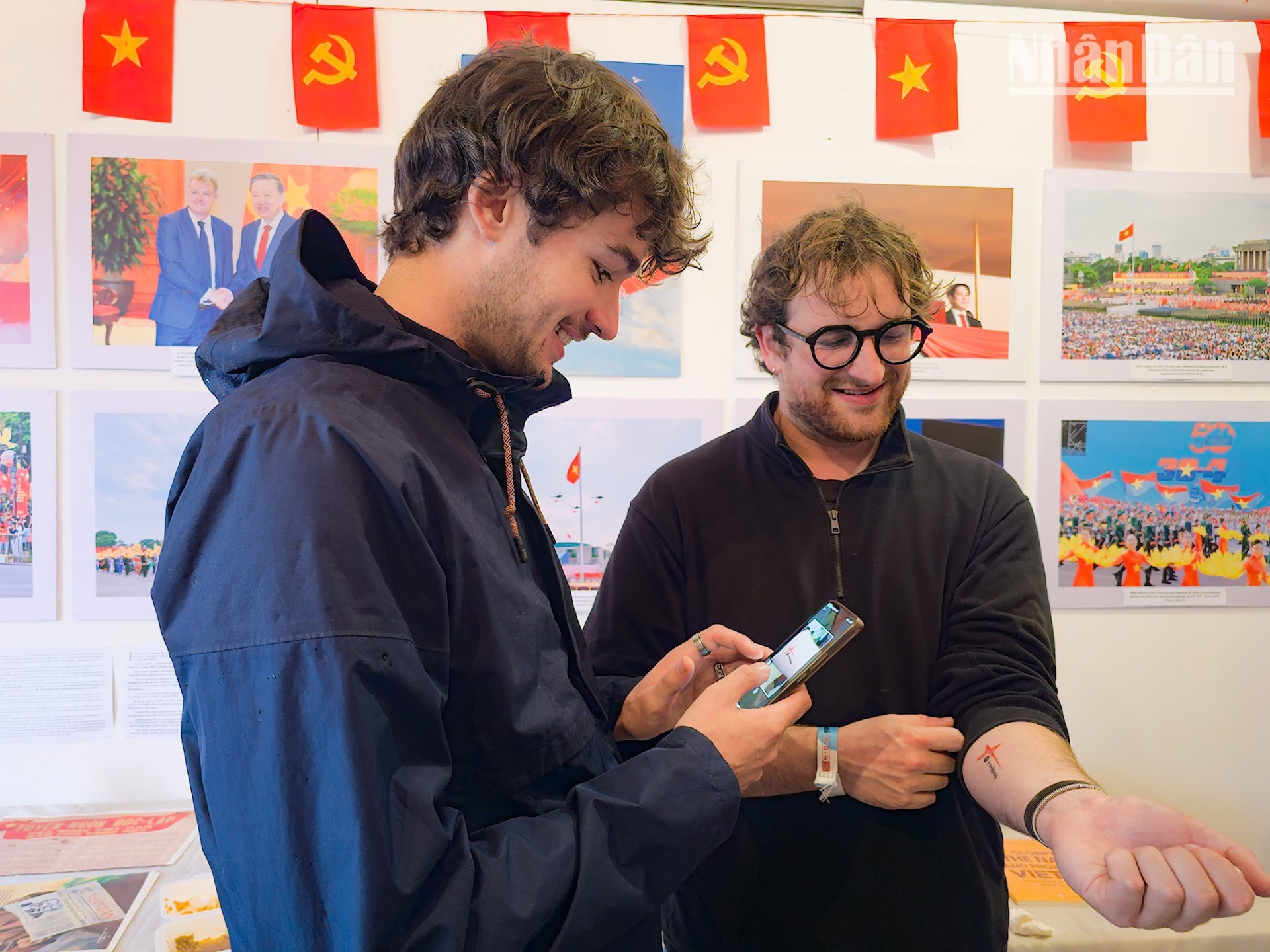 Les visiteurs ont pu également découvrir l’intégration des technologies modernes dans les publications du journal. La publication spéciale commémorant le 135e anniversaire de la naissance du Président Hô Chi Minh propose des documents vivants et des citations emblématiques du grand dirigeant vietnamien, ami des peuples du monde, offrant une expérience de lecture moderne et captivante. 12.jpg