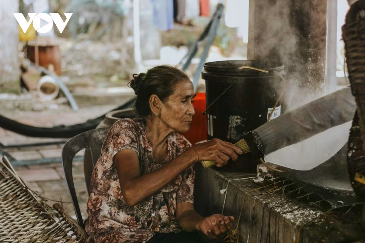 Les artisans de Thuan Hung préservent le secret de fabrication de trois types de galettes de riz traditionnelles. Photo : VOV.