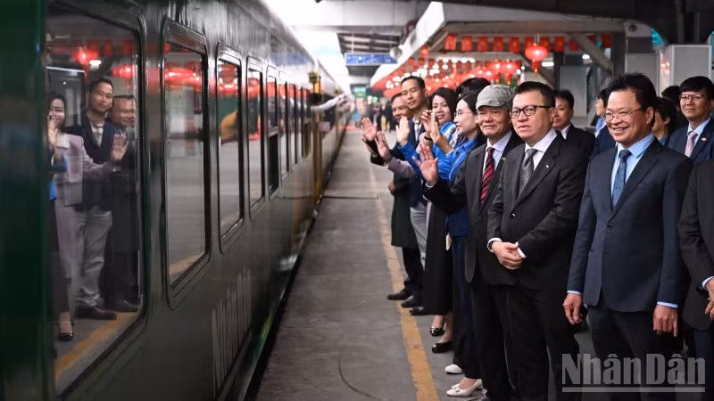 Le « Train du bonheur » a officiellement quitté la gare de Hanoï le matin du 2 février. Photo : NDEL.