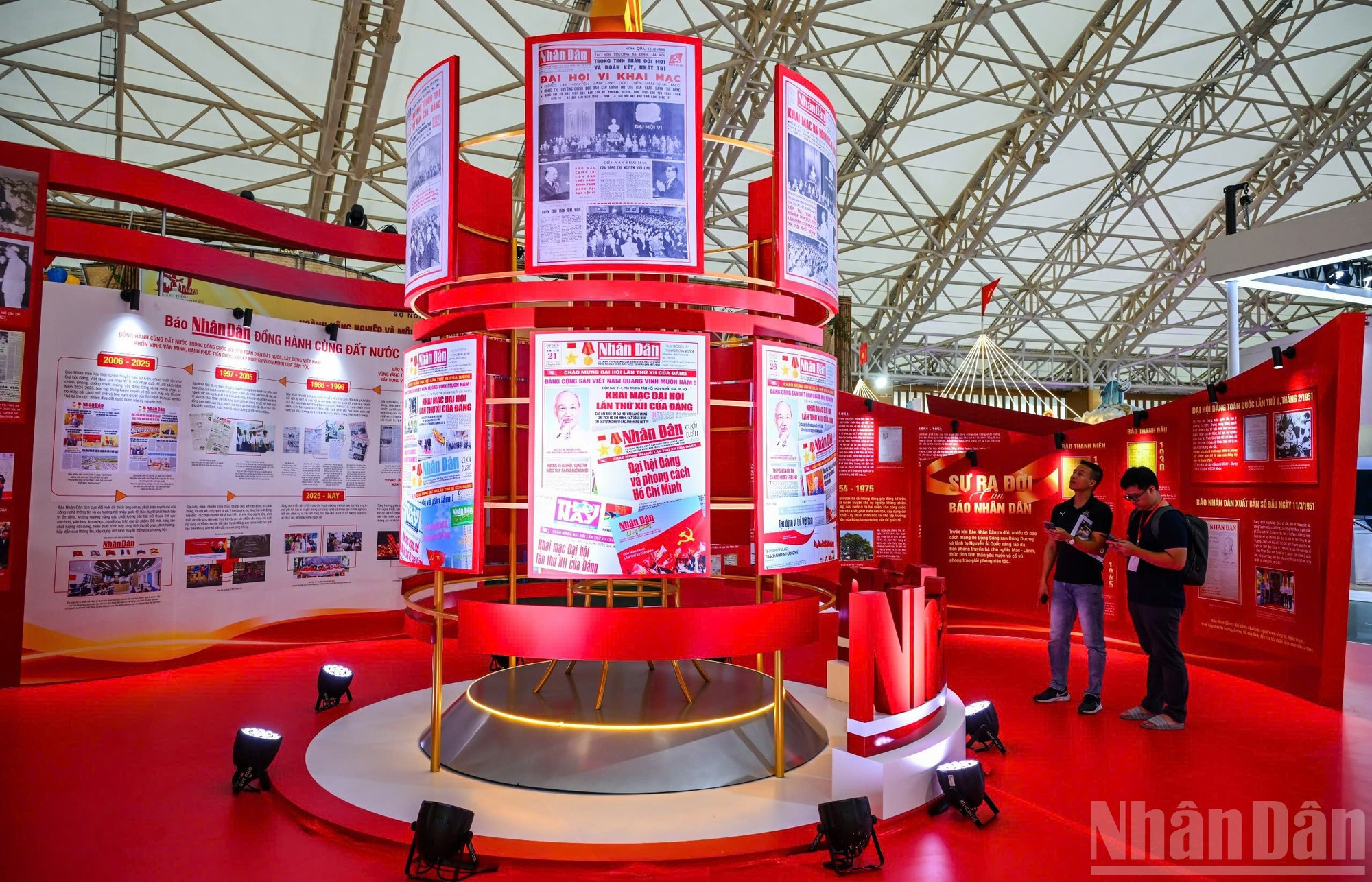 Placée sous le slogan « La plume combattante - La vision de l’époque - Le courage d’éclairer la voie », cette exposition entend réaffirmer le rôle et la position de premier plan du Nhân Dân, organe central du Parti communiste du Vietnam, voix du Parti, de l’État et du peuple vietnamien.