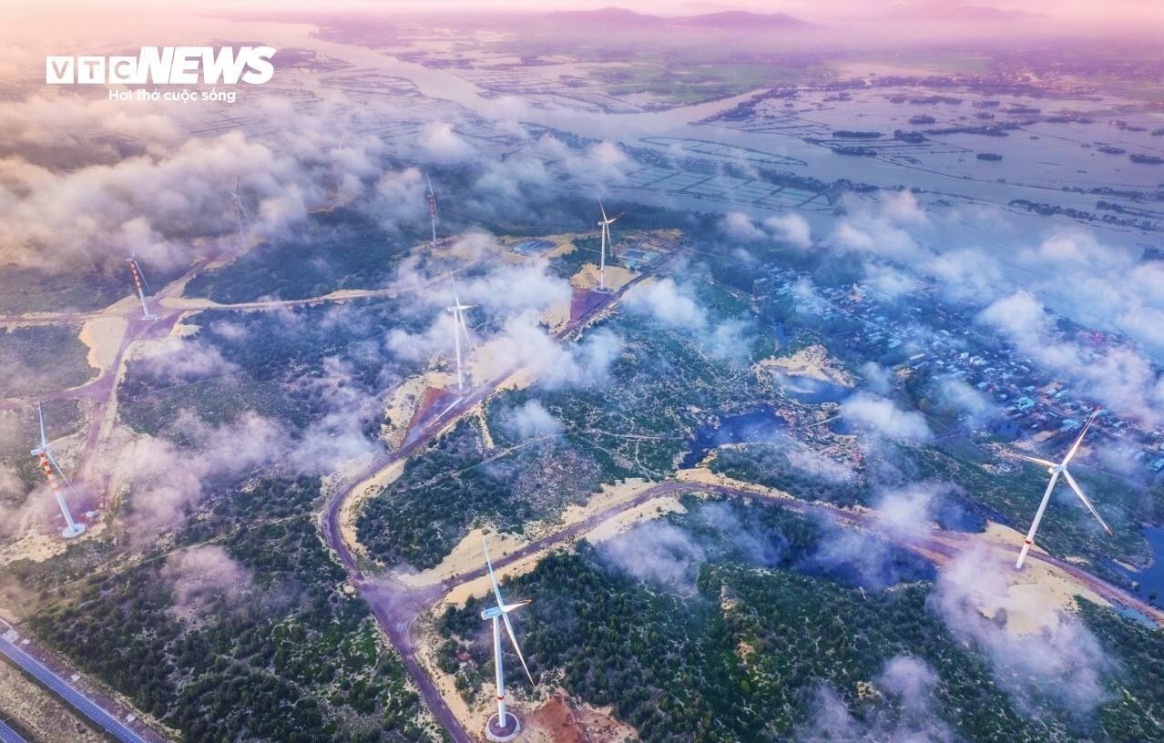 En traversant le pont Thi Nai en direction de la presqu’île de Phuong Mai (zone économique de Nhon Hoi, Gia Lai), les gigantesques éoliennes blanches se dressent fièrement dans le ciel azur, suscitant l’admiration des visiteurs. Photo : vtcnews.vn