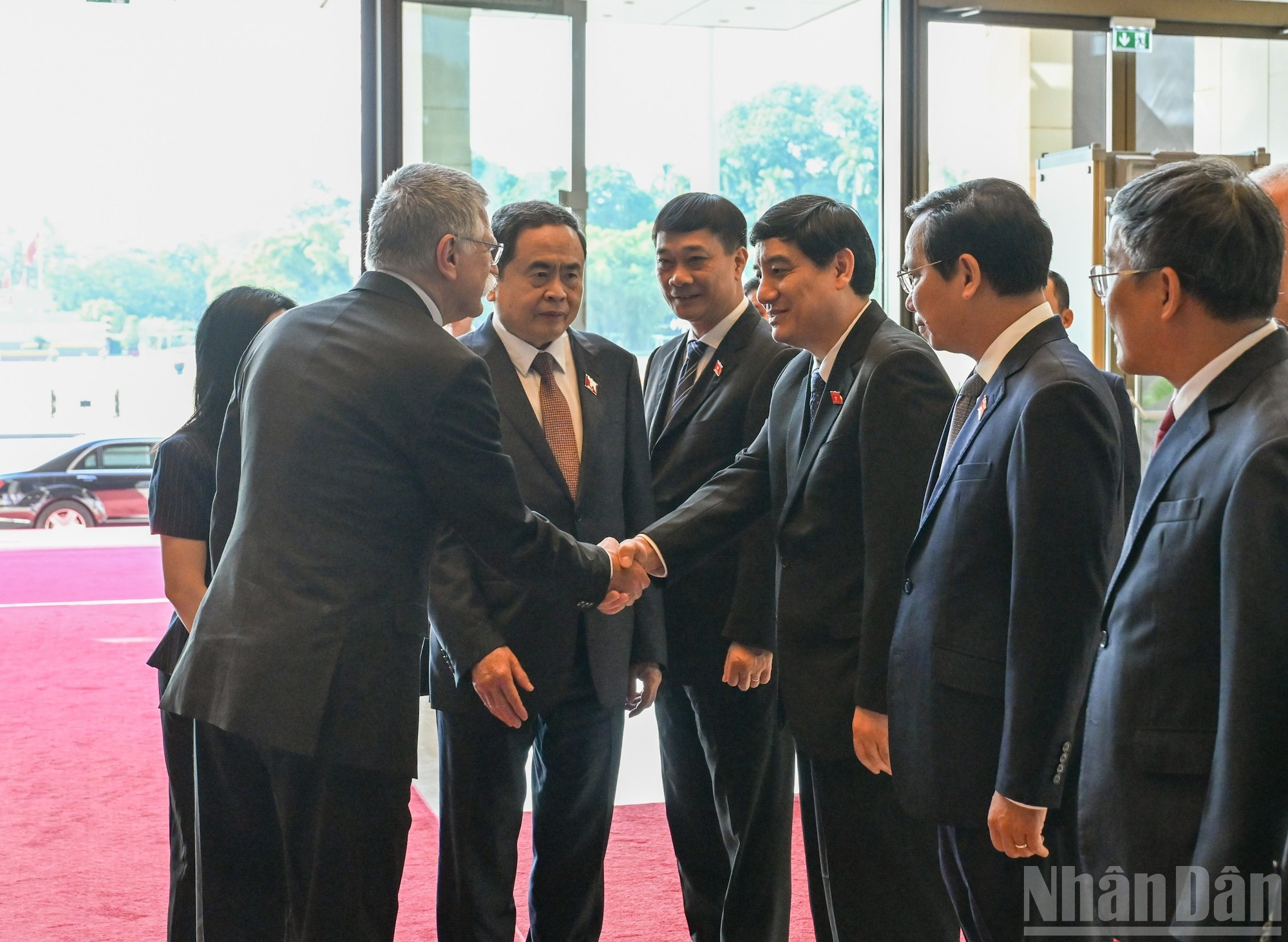 Le président de l'AN, Tran Thanh Man, a présenté les délégués vietnamiens à son homologue hongrois, Kover Laszlo. 4-7618.jpg