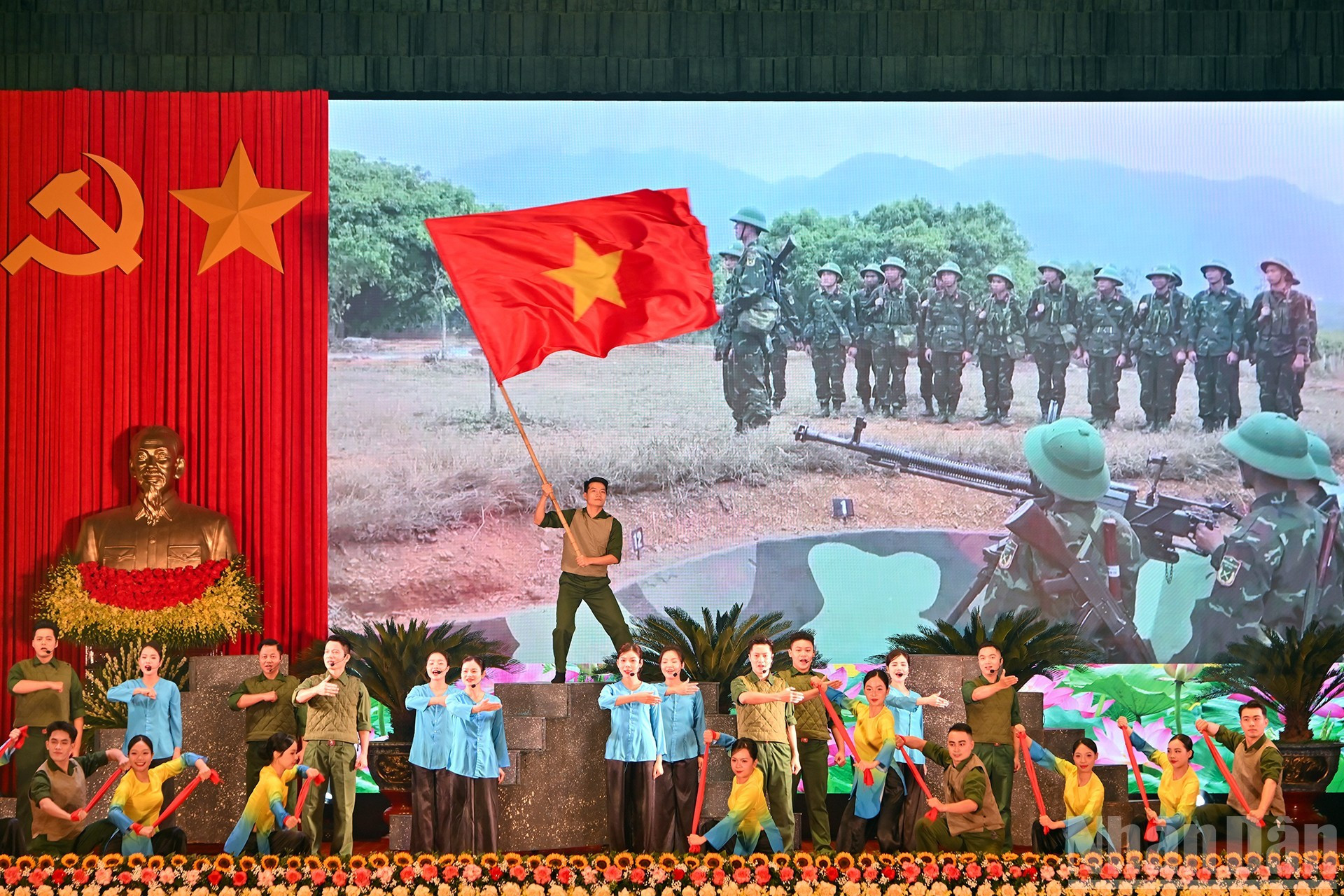 Un numéro artistique en l’honneur de la cérémonie commémorative. l.jpg