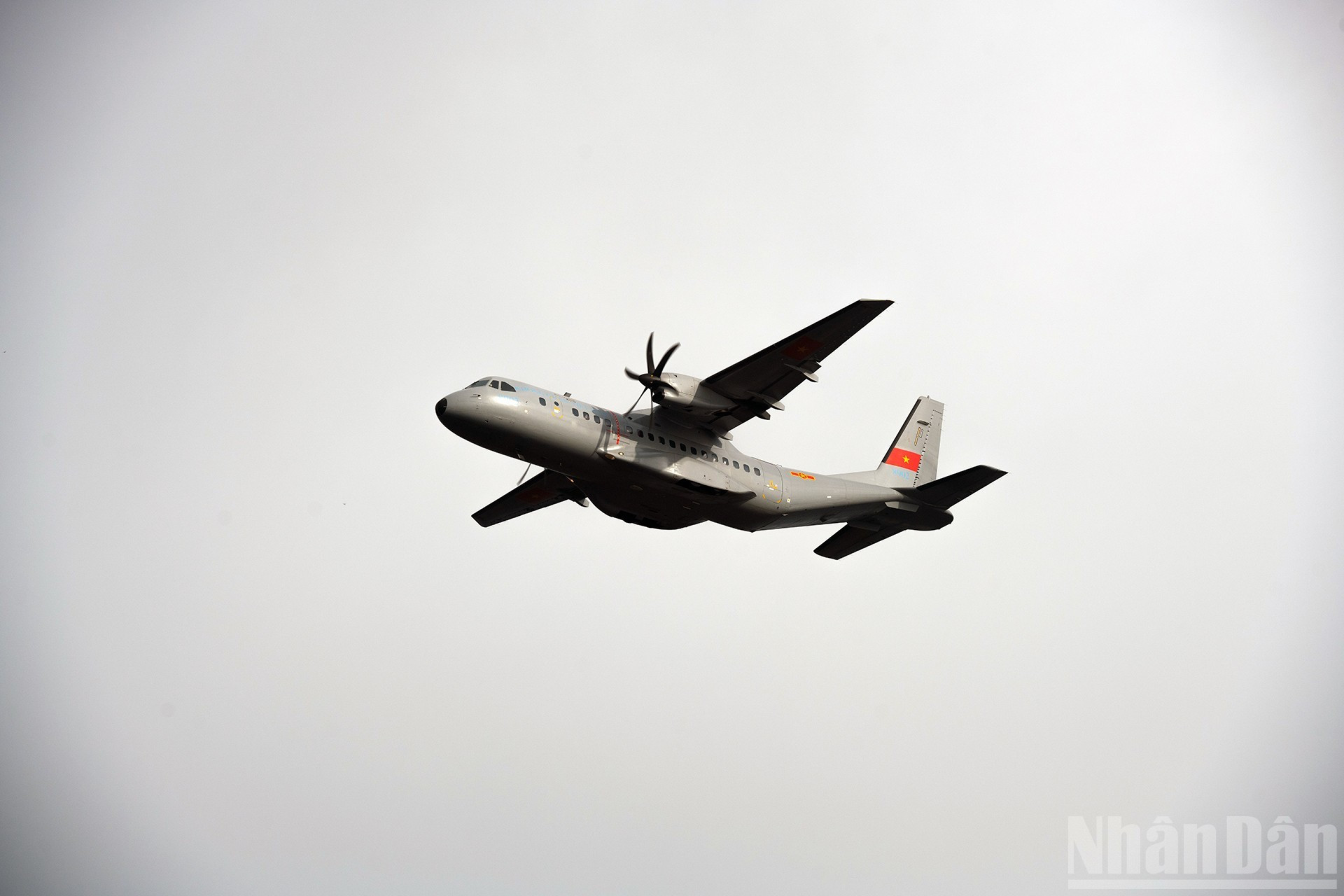 Derrière les hélicoptères prenaient place les avions de transport Casa C-295 et C-212. 7.jpg