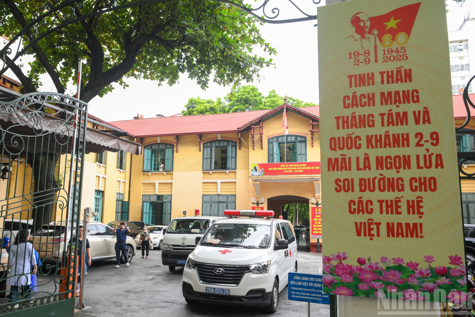 Au point de ralliement de l’hopital Viet Duc, médecins et infirmiers se sont rapidement déplacés vers les lieux qui leur étaient assignés pour accomplir leur mission. 6.jpg