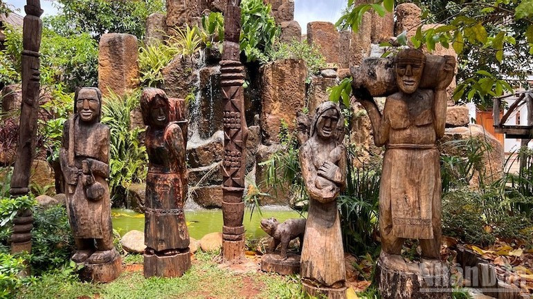 L'impressionnant jardin de sculptures en bois reflète la philosophie de vie et le sens esthétique aigu de l’ethnie Ê Đê. Photo : NDEL.