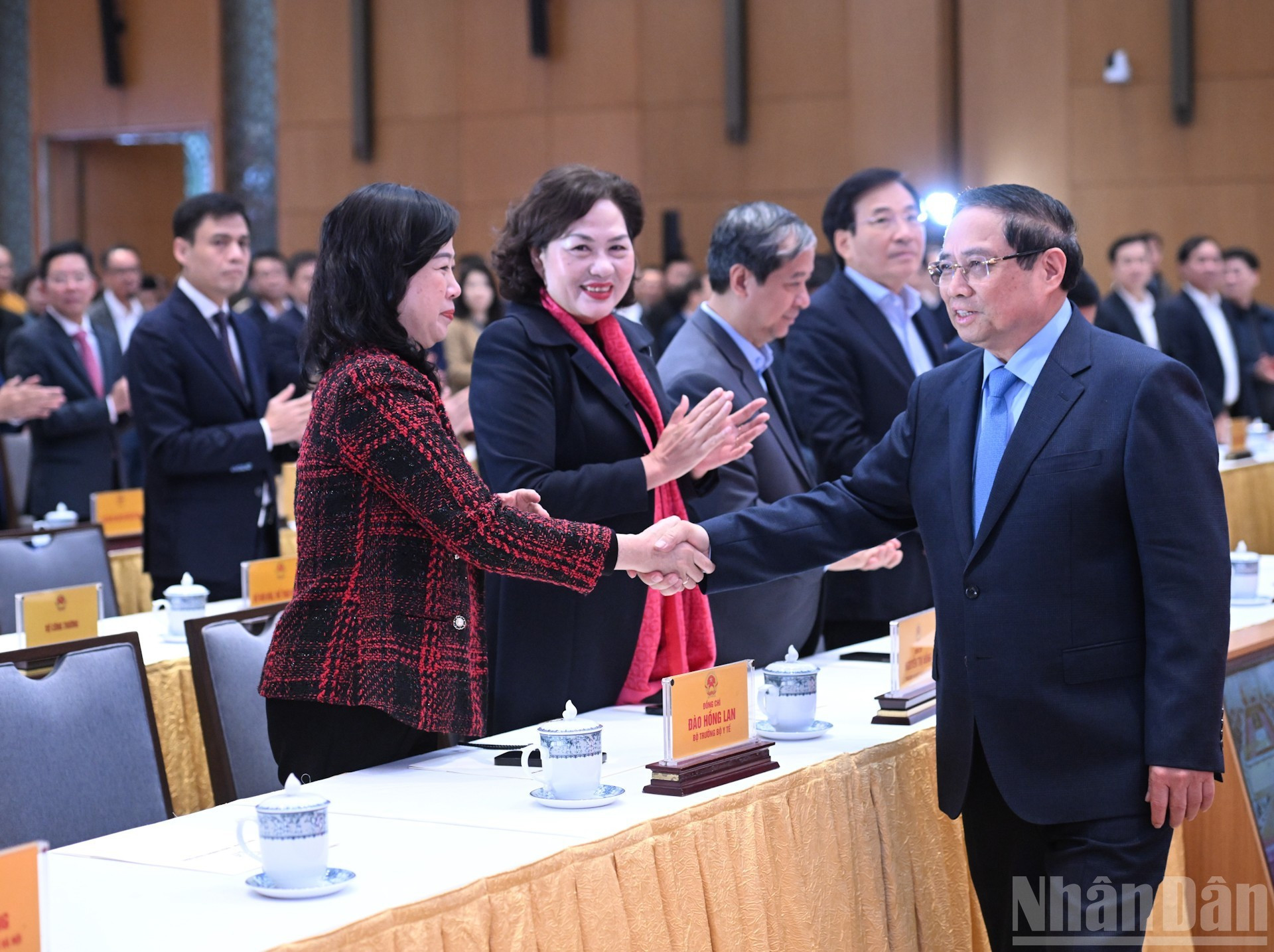 Le Premier ministre Pham Minh Chinh, président du Conseil central d'Émulation et de Récompense, a présidé la cérémonie de lancement de deux mouvements majeurs au sein des entreprises d'État. Photo : NDEL