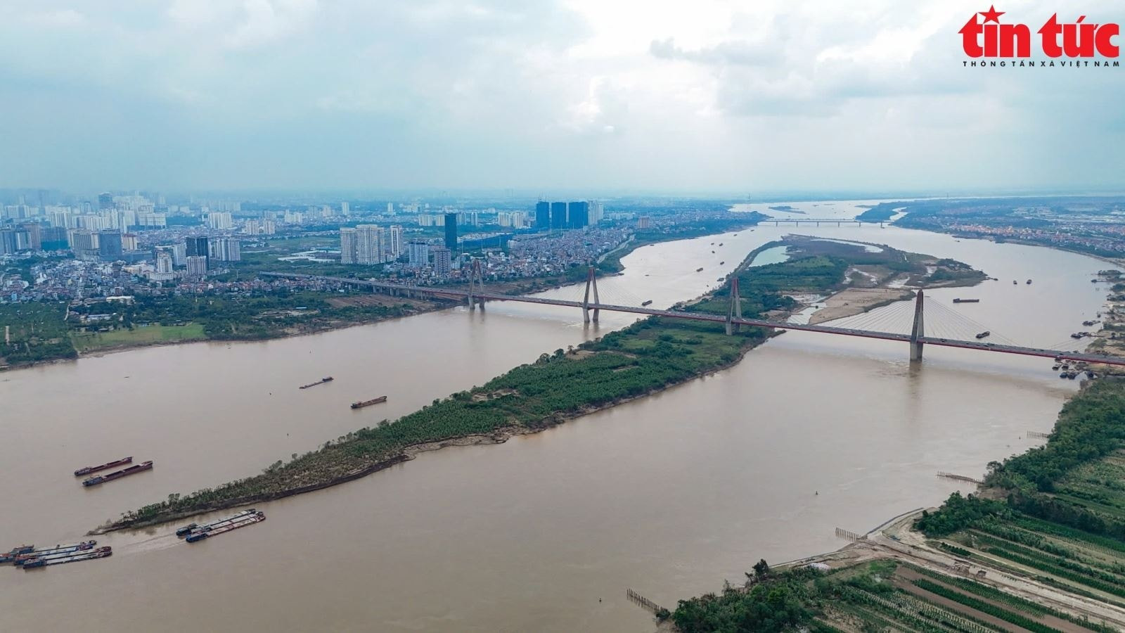 Le gouvernement vient d’approuver, en principe, la proposition de Hanoï visant à étudier l’investissement dans la construction de l’Axe du boulevard paysager du fleuve Rouge. La mise en œuvre de ce projet a pour objectif d’exploiter efficacement les surfaces terrestres et aquatiques, les espaces souterrains ainsi que les espaces en hauteur, afin de rendre le fleuve Rouge « plus doux, plus paisible et plus élégant ». Photo : tintuc.vn