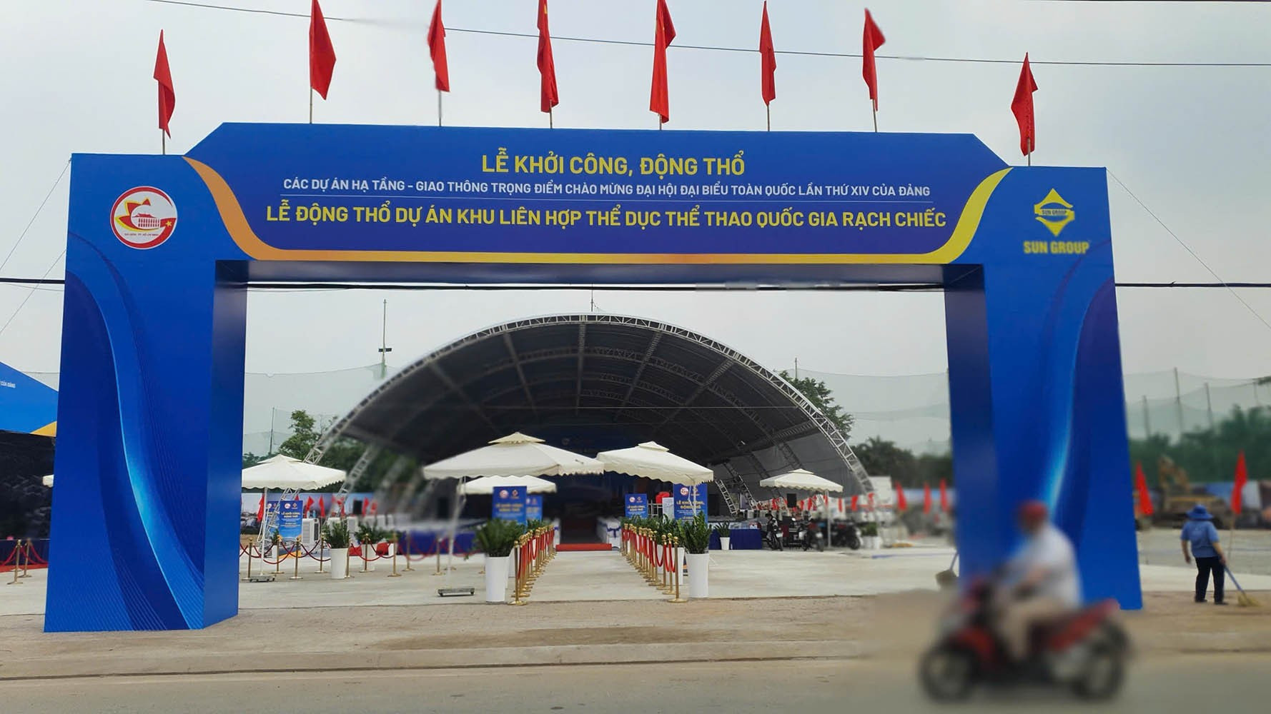 érémonie de pose de la première pierre du complexe sportif national Rach Chiec organisée à l'occasion du XIVe Congrès national du Parti communiste du Vietnam. Photo : baodautu.vn