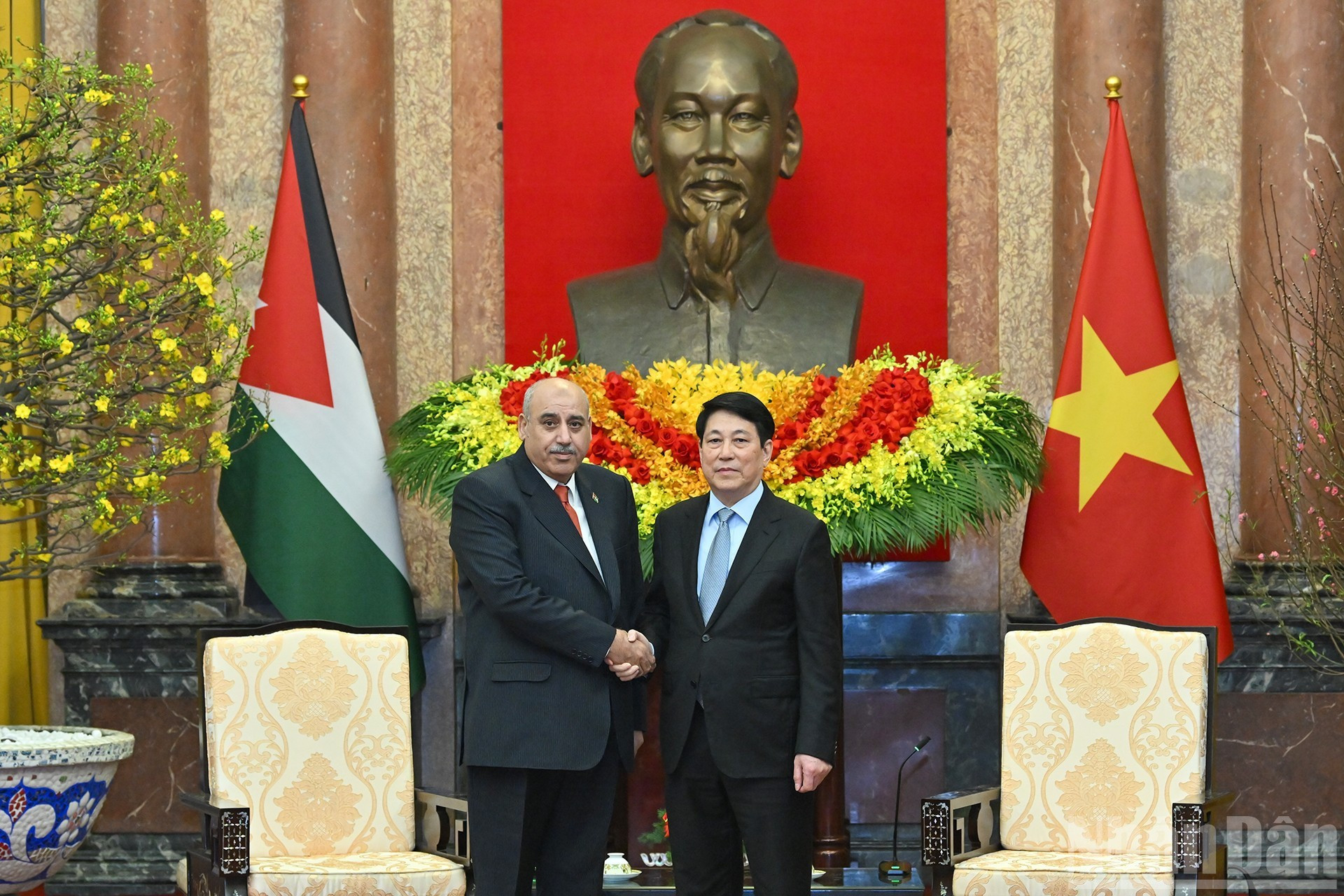 Le président Luong Cuong(à droite) et le président de la Chambre des représentants de Jordanie, Mazen Turki El Qadi. Photo : NDEL.