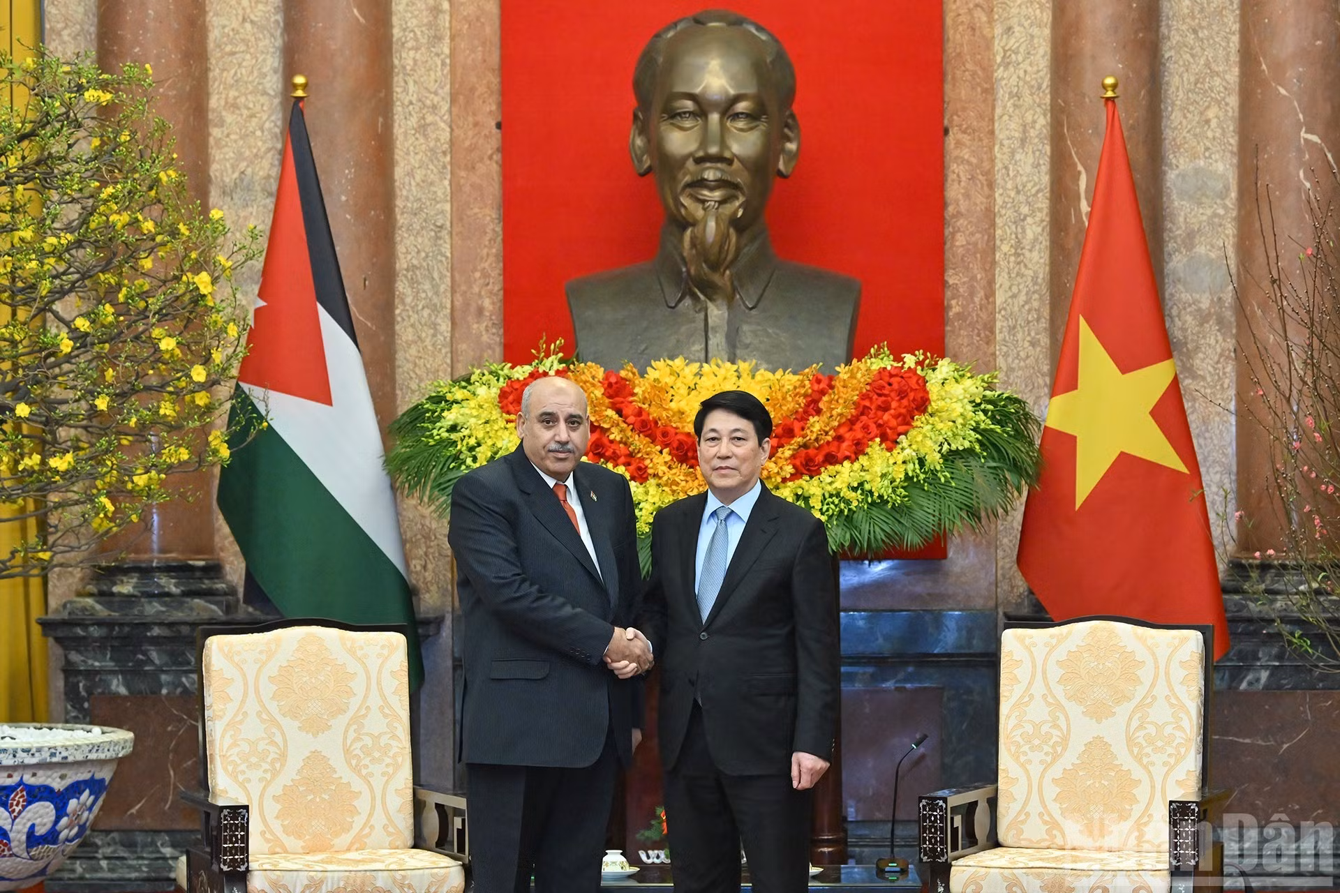 Le président Luong Cuong(à droite) et le président de la Chambre des représentants de Jordanie, Mazen Turki El Qadi. Photo : NDEL.