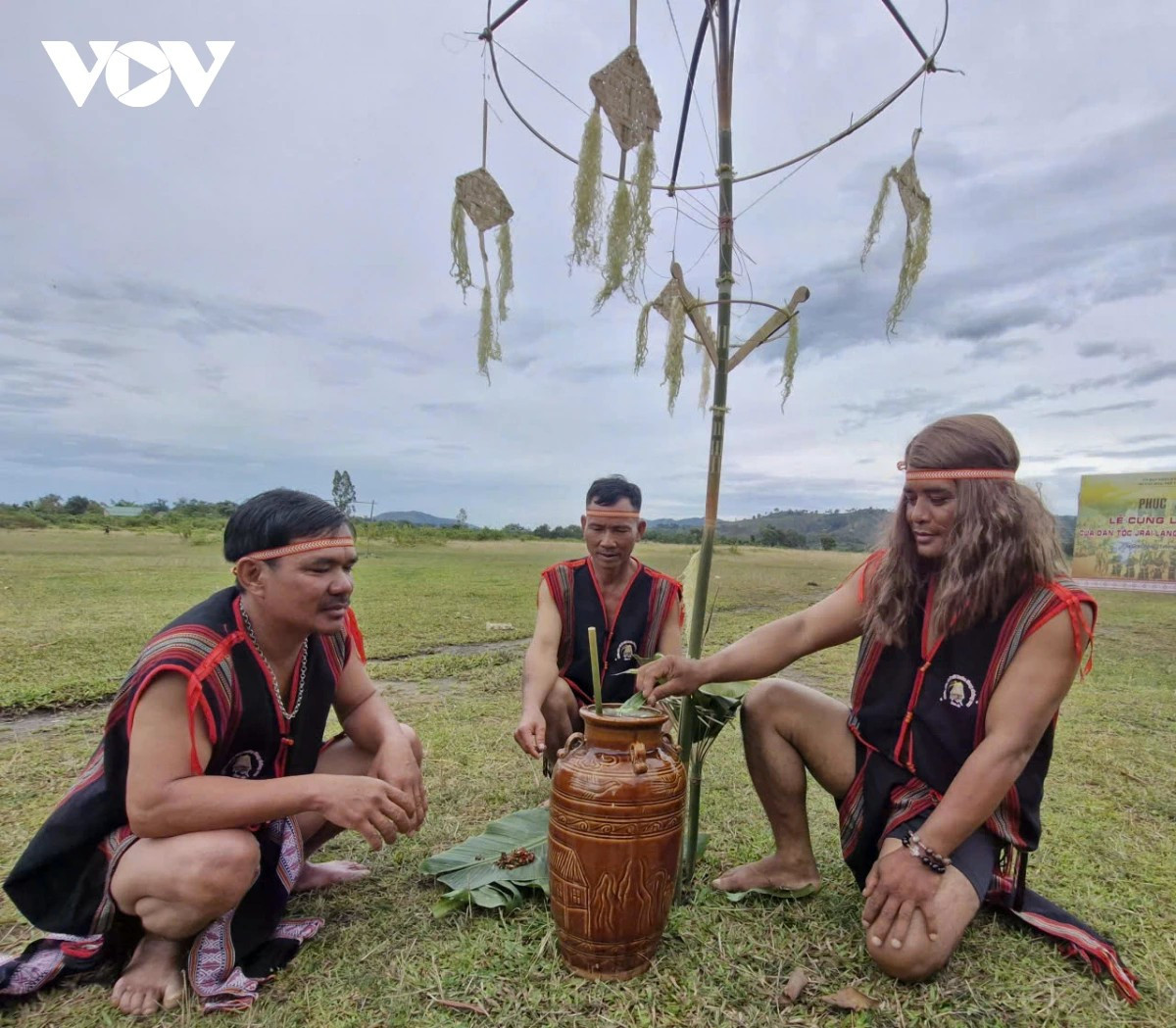 Rơ Chàm Hyă, un ancien du village (à l'extrême droite), et deux notables président la cérémonie. Photo : VOV