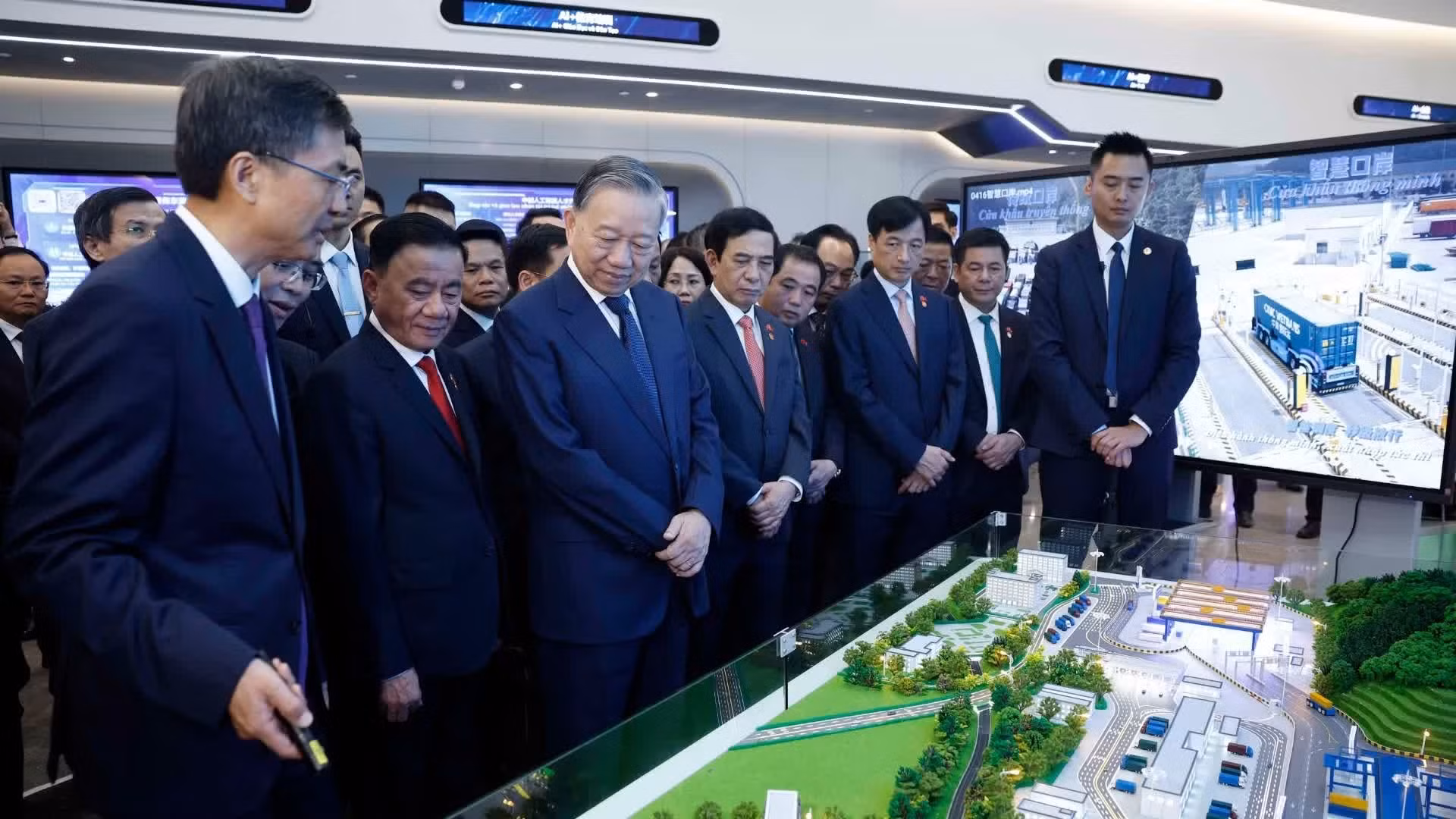 Le secrétaire général du Parti communiste du Vietnam et le président To Lam, et la haute délégation vietnamienne dans le Centre Chine–ASEAN de coopération pour l’innovation en intelligence artificielle à Nanning. Photo : VNA
