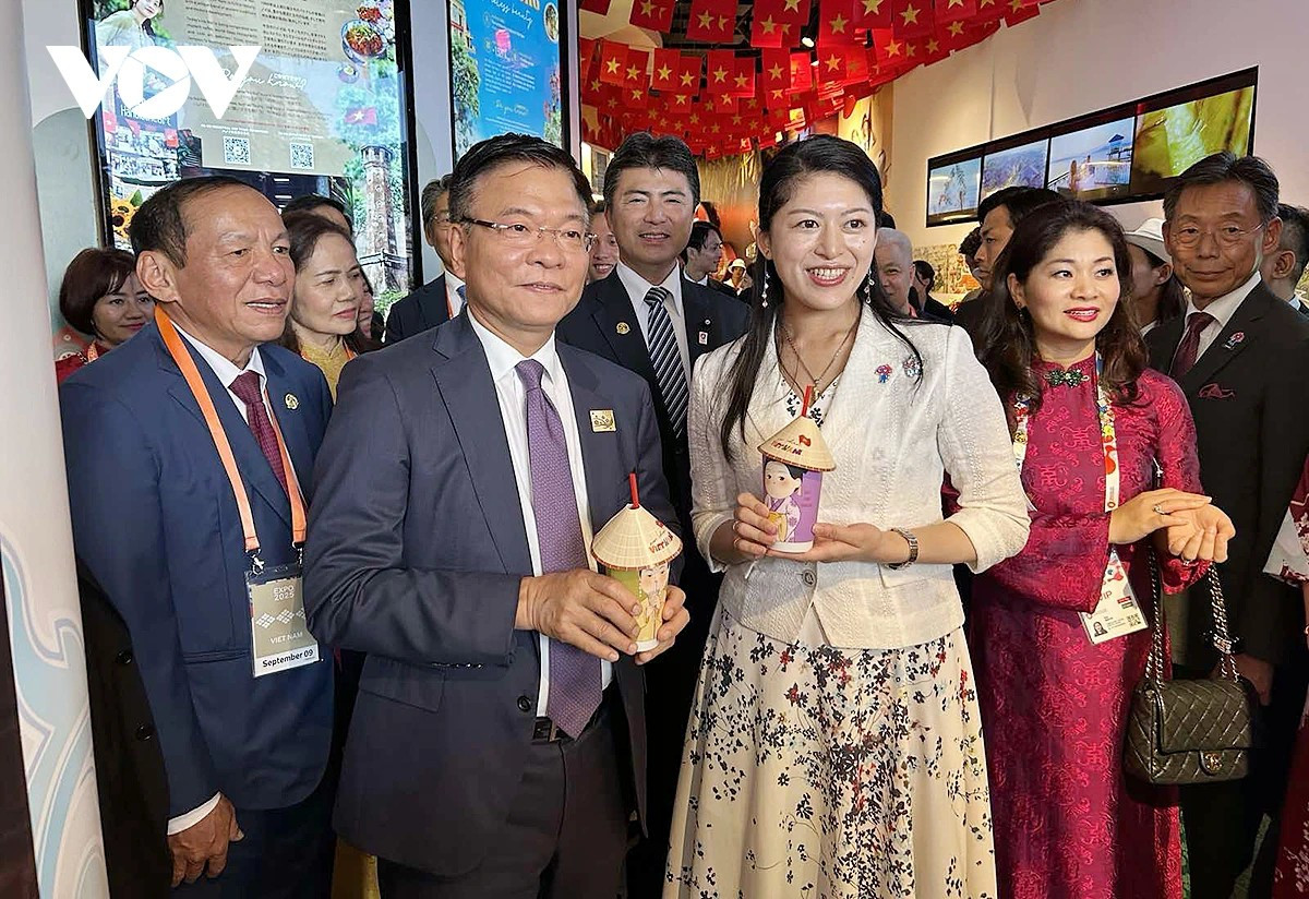 Le vice-Premier ministre Le Thanh Long et la princesse Tsuguko visitant le Pavillon du Vietnam et dégustant un thé vietnamien au citron. Photo : VOV.