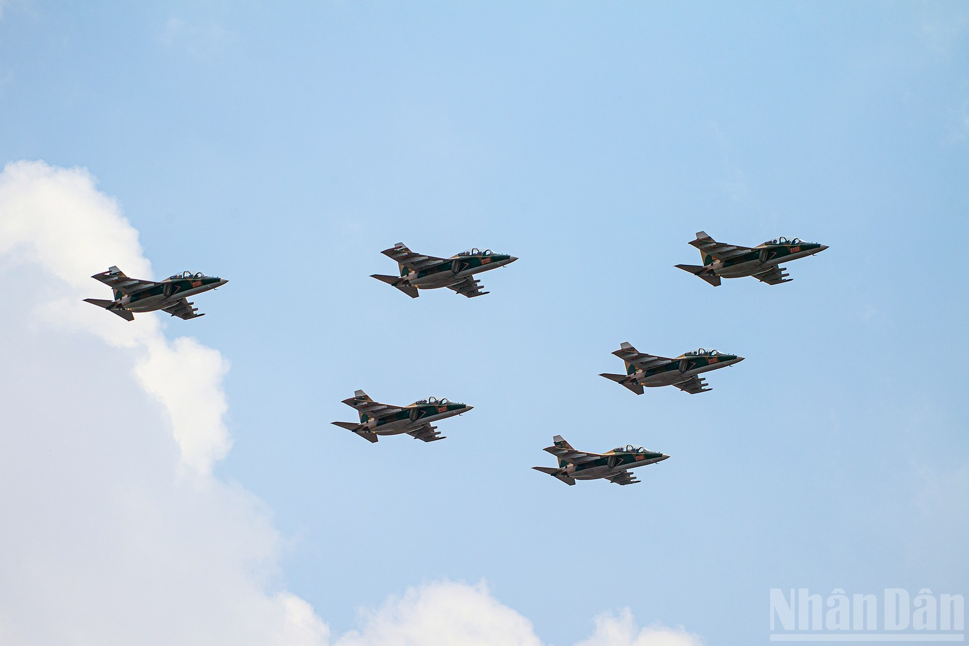 Conçu par le bureau d’études Yakovlev (Russie), le Yak-130 est un avion d’entraînement à réaction biplace, d’un poids maximal au décollage de plus de 10 tonnes. 10.jpg