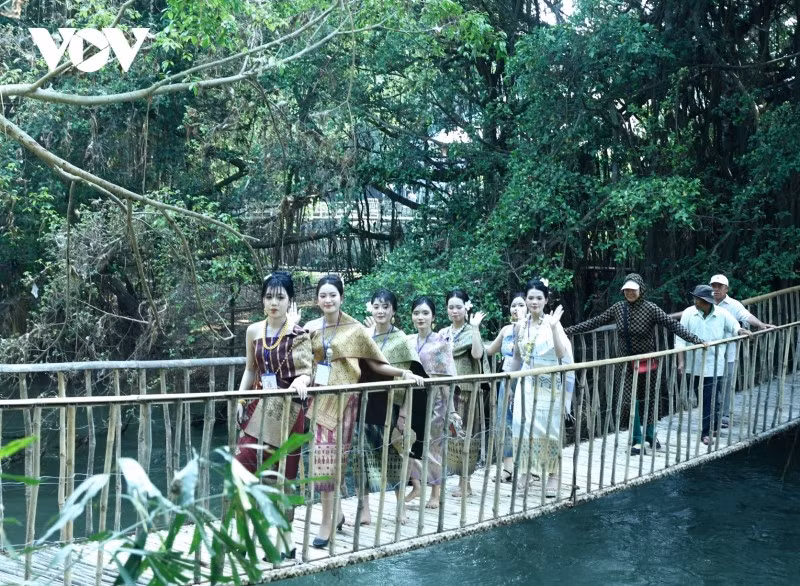 Au milieu d'une forêt de banians centenaires, traversant le pont suspendu enjambant la rivière Serepok, les déesses du printemps ont fait leur entrée successivement au cœur du festival sur l'île d'Ay No.
