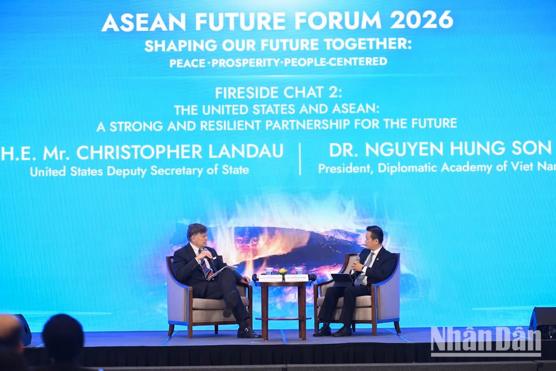 Lors de cet échange, le secrétaire d’État adjoint Christopher Landau a réaffirmé l’engagement des États-Unis envers la relation bilatérale avec le Vietnam en particulier et la région de l’ASEAN en général. Il s’agissait de sa première visite au Vietnam, et il s’est dit impressionné par les progrès remarquables accomplis dans les relations bilatérales. Photo : NDEL