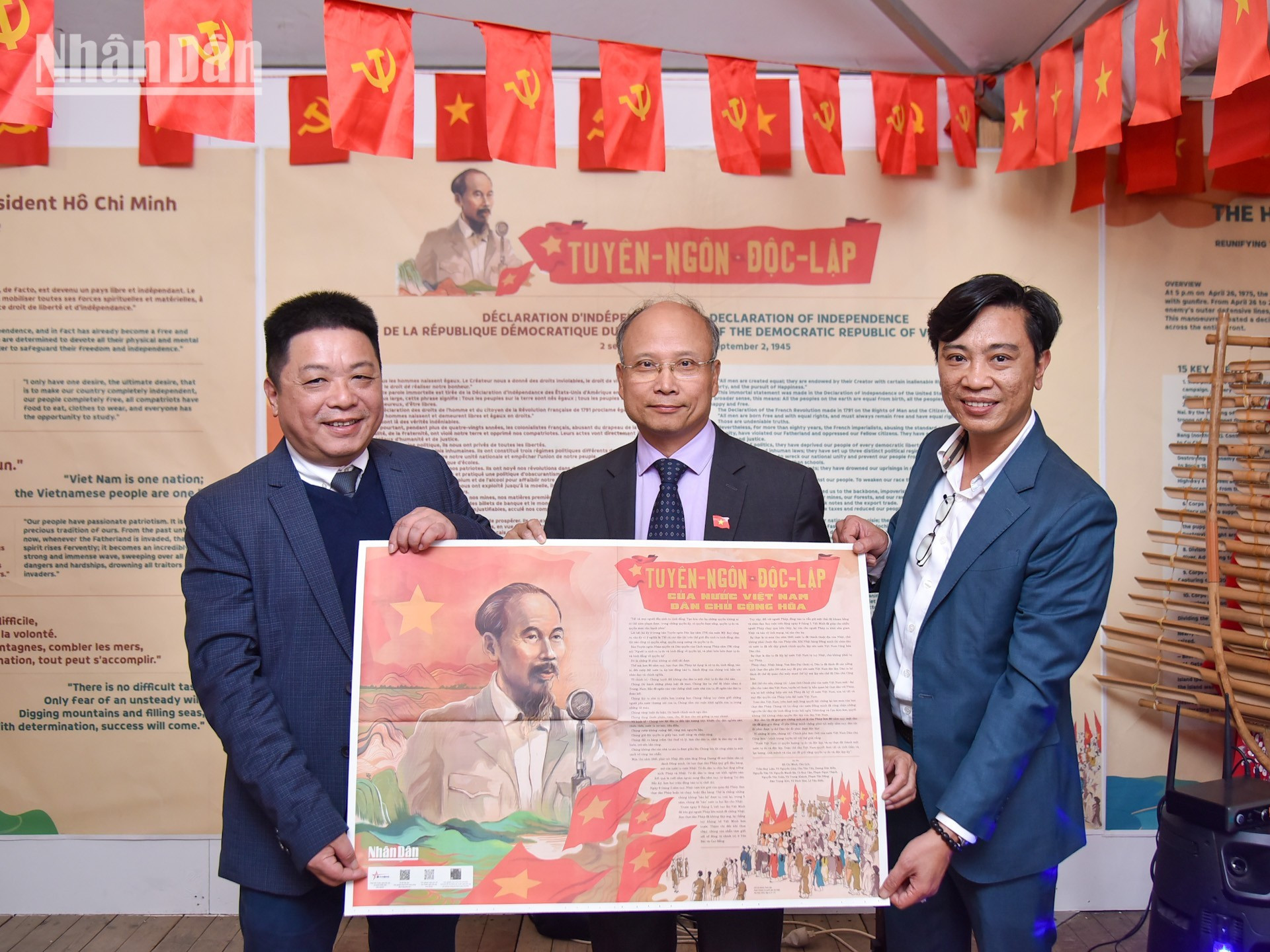 Que Dinh Nguyen a également remis une publication spéciale à l’ambassadeur du Vietnam en France, Dinh Toan Thang. 6.jpg