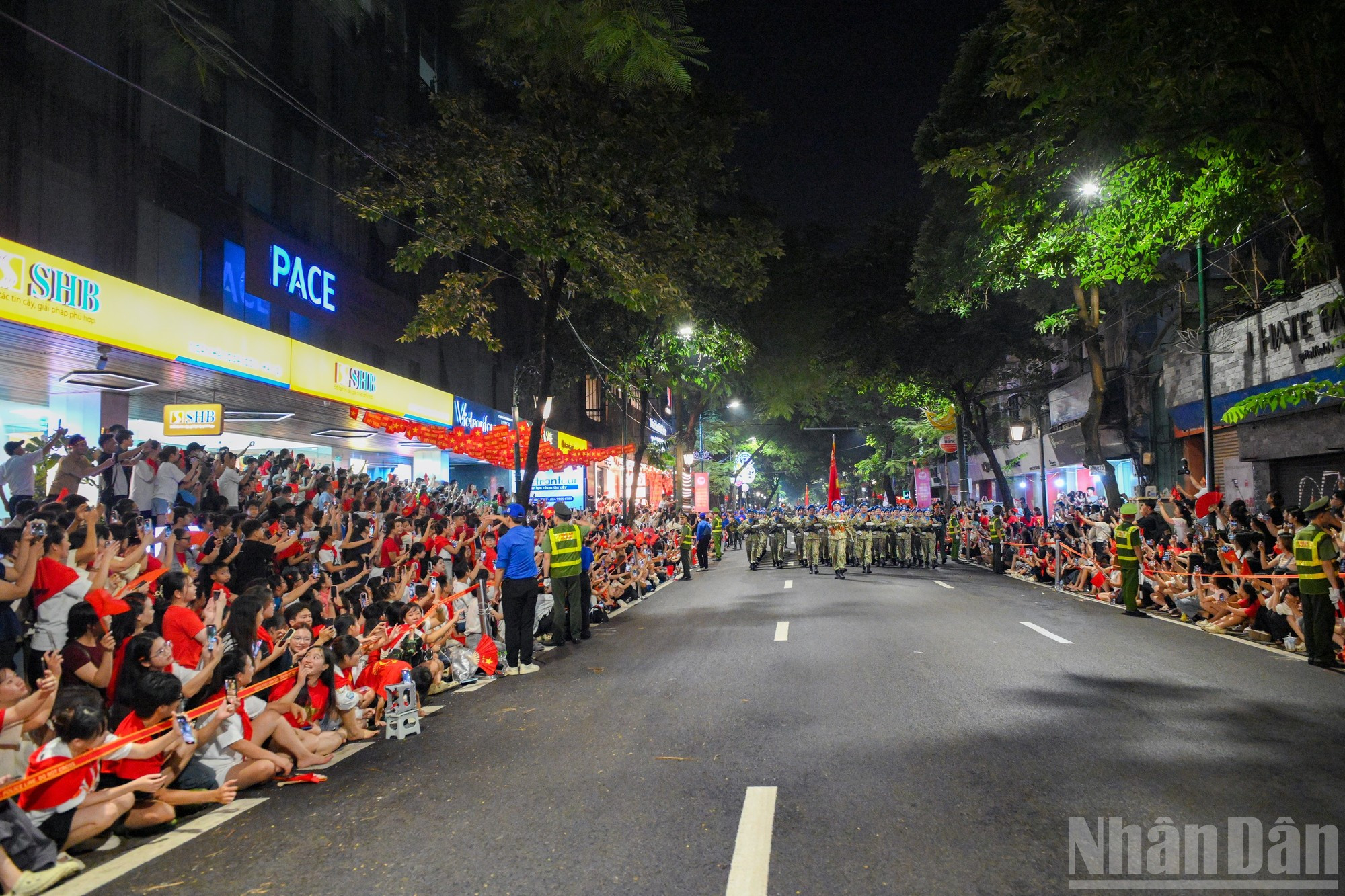 Les formations de la parade ont été chaleureusement saluées par la population à leur passage dans les rues. k.jpg