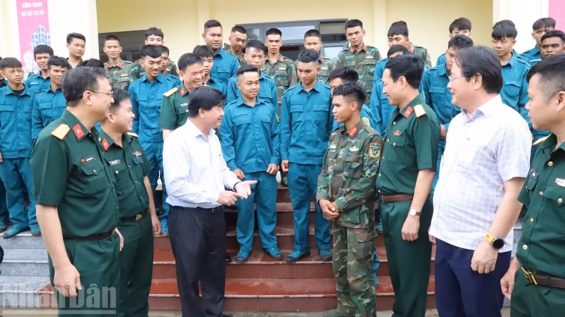 Les dirigeants du Comité populaire provincial de Dak Lak, du Commandement militaire provincial et du Conseil de gestion des investissements pour les ouvrages civils et industriels de la province et les officiers et soldats chargés de soutenir la construction des internats scolaires des communes frontalières d’Ia Rve et d’Ia Lop. Photo : NDEL