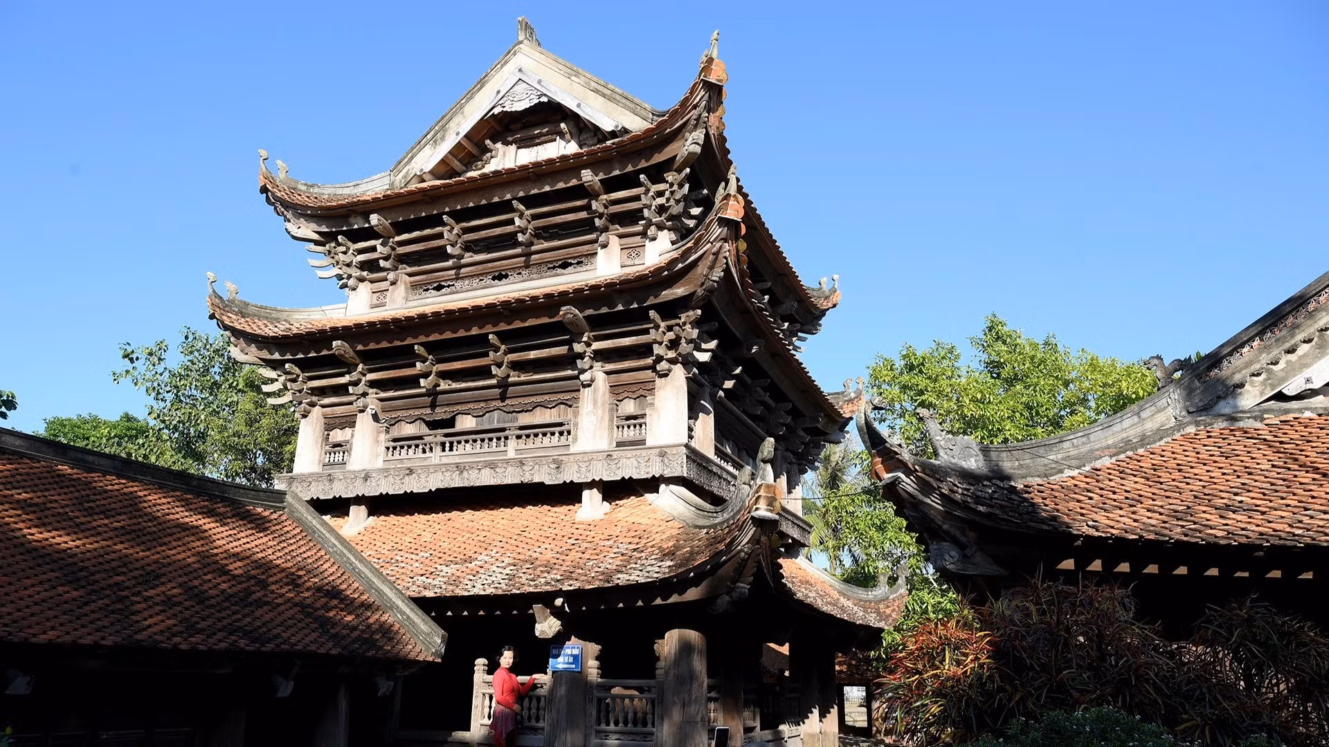 Le clocher de la pagode Keo-un « chef-d'œuvre en bois » au cœur du delta du Nord. Photo : NDEL.