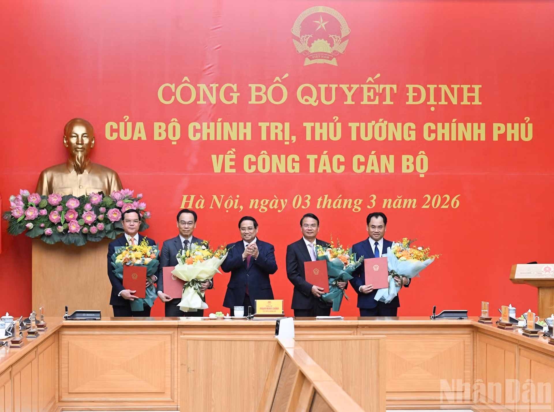 Le Premier ministre Pham Minh Chinh (au centre) présente les décisions relatives aux affaires de personnel aux fonctionnaires le 3 mars. Photo : NDEL