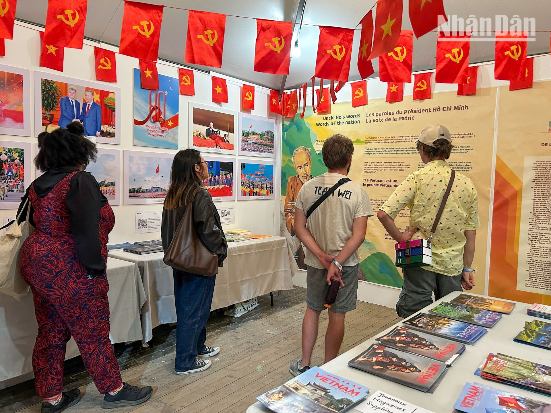 Les visiteurs se sont montrés particulièrement impressionnés par les documents historiques combinés à des projections en mappage 3D, qui recréent l’atmosphère héroïque des grandes heures de l’histoire vietnamienne. 13.jpg