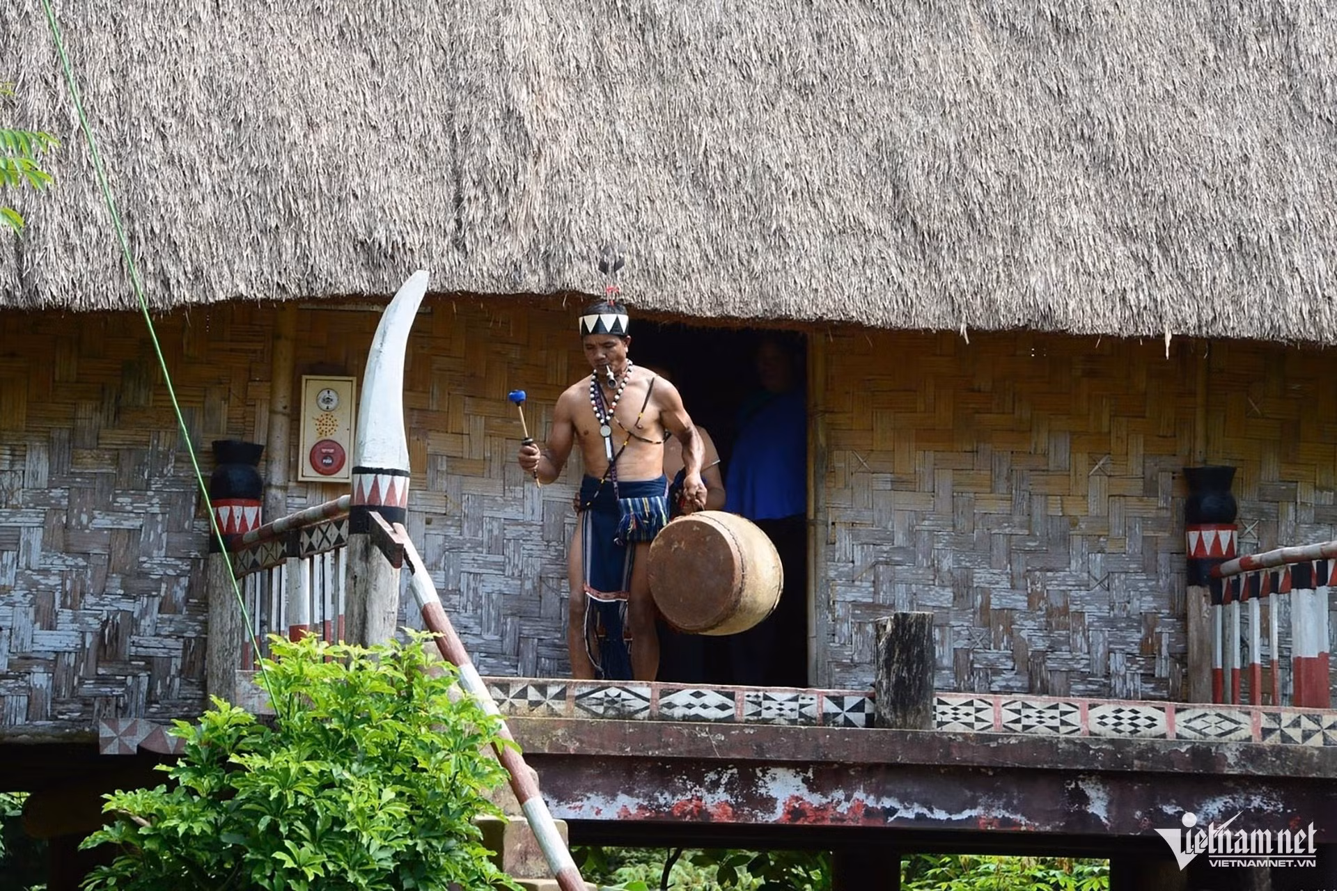 Le maître des cérémonies quitte la maison Rông pour rejoindre l’espace rituel, marquant le début des prières destinées à solliciter la protection des divinités pour la paix du village et la prospérité des récoltes. Photo : vietnamnet.vn