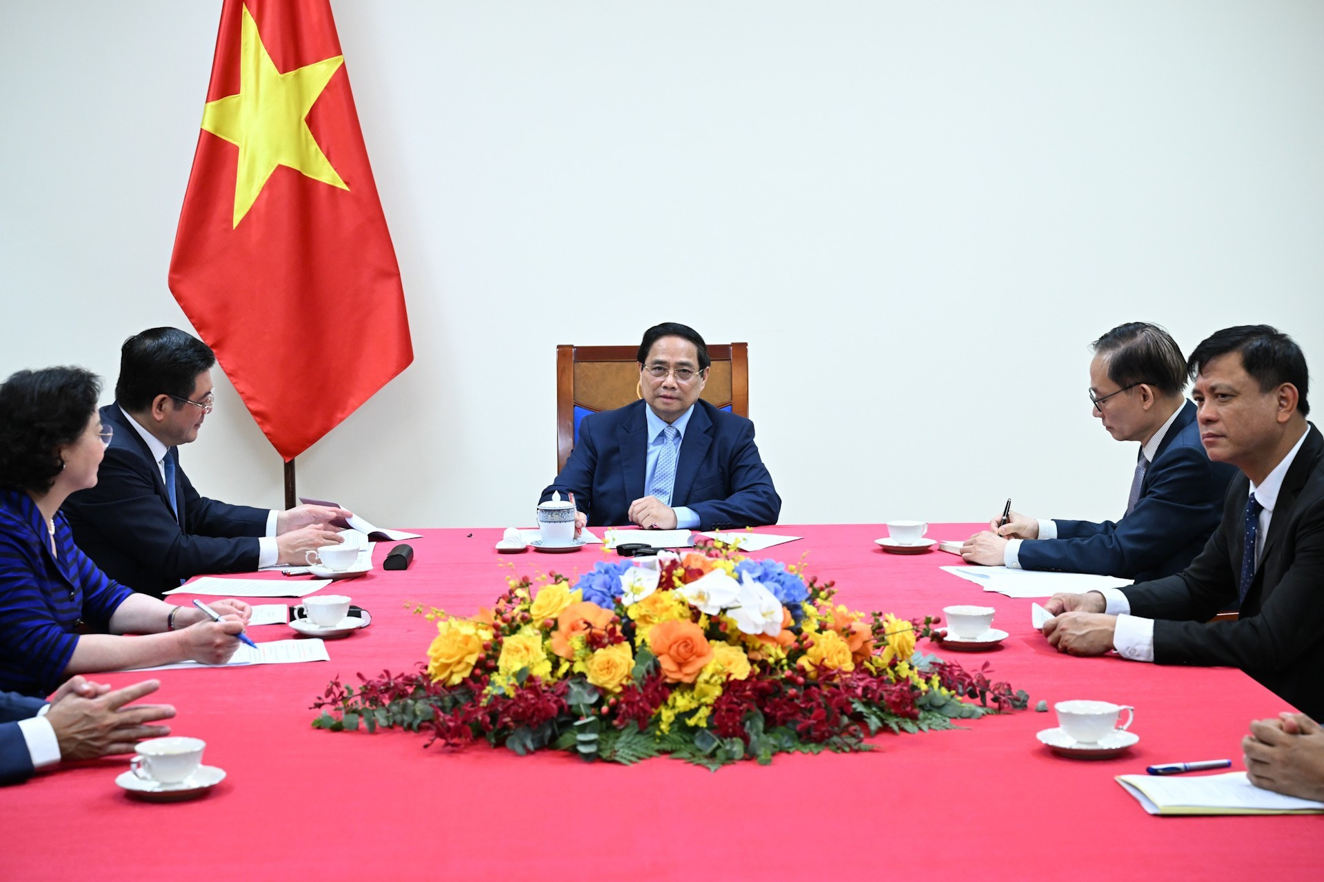 Le Premier ministre (PM) Pham Minh Chinh en entretien téléphonique avec le chancelier fédéral allemand Friedrich Merz. Photo : NDEL.