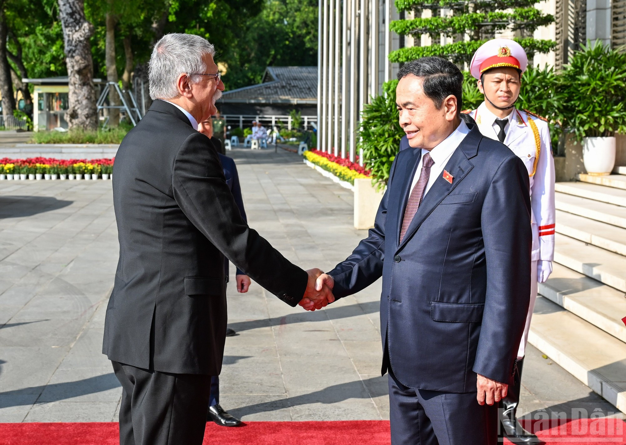 Tran Thanh Man (à droite) a accueilli Kover Laszlo. 2a-117.jpg