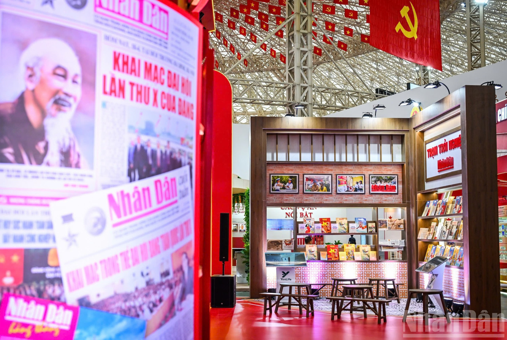La zone E, « Station d’expérience », expose les éditions spéciales du journal à l’occasion de la Fête nationale du 2 septembre ainsi que plusieurs publications commémoratives de 2025 : 135e anniversaire de la naissance du Président Hô Chi Minh ; 70e anniversaire de la Victoire de Dien Bien Phu ; 50e anniversaire de la Libération du Sud et de la Réunification du pays ; 100 ans de la presse révolutionnaire vietnamienne. 11.jpg