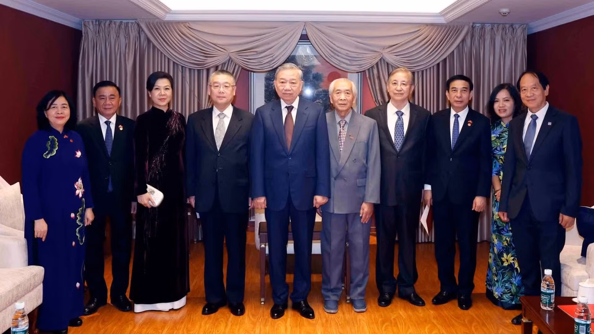 Le secrétaire général du Parti communiste du Vietnam et président du Vietnam, To Lam, et son épouse rencontrent les proches de généraux, d’experts et de personnalités ayant contribué à l’amitié Vietnam-Chine. Photo : NDEL.