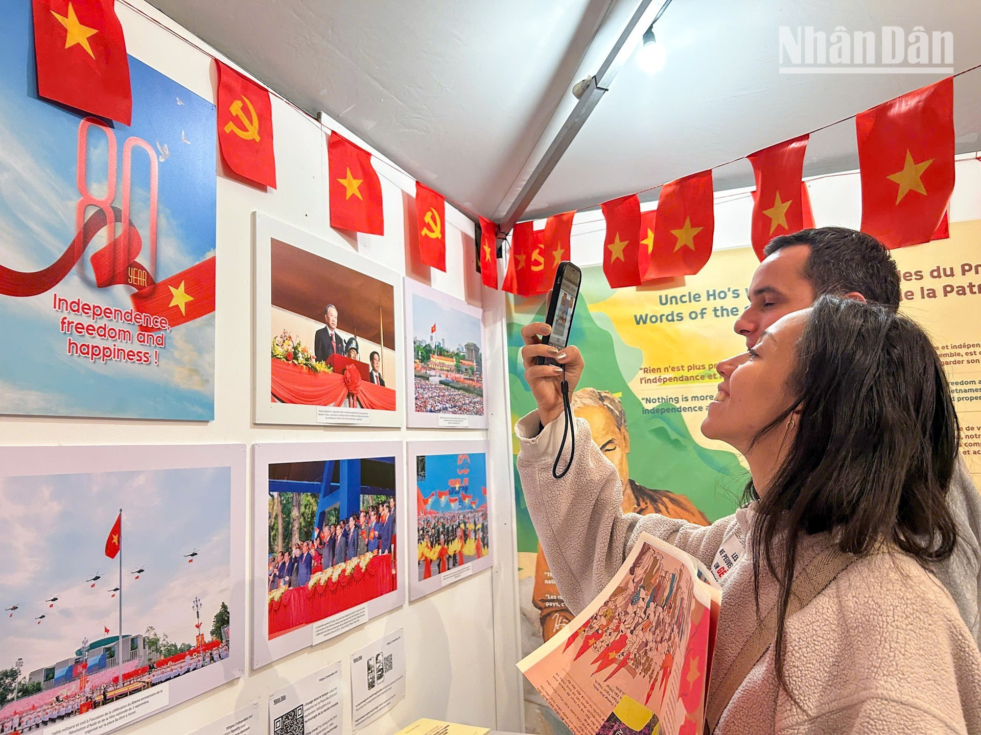 Les publications spéciales du journal Nhân Dân se distinguent par leur originalité et leur valeur. Ils permettent aux amis internationaux de mieux comprendre le patriotisme et la fierté nationale qui animent les générations de Vietnamiens. 11.jpg